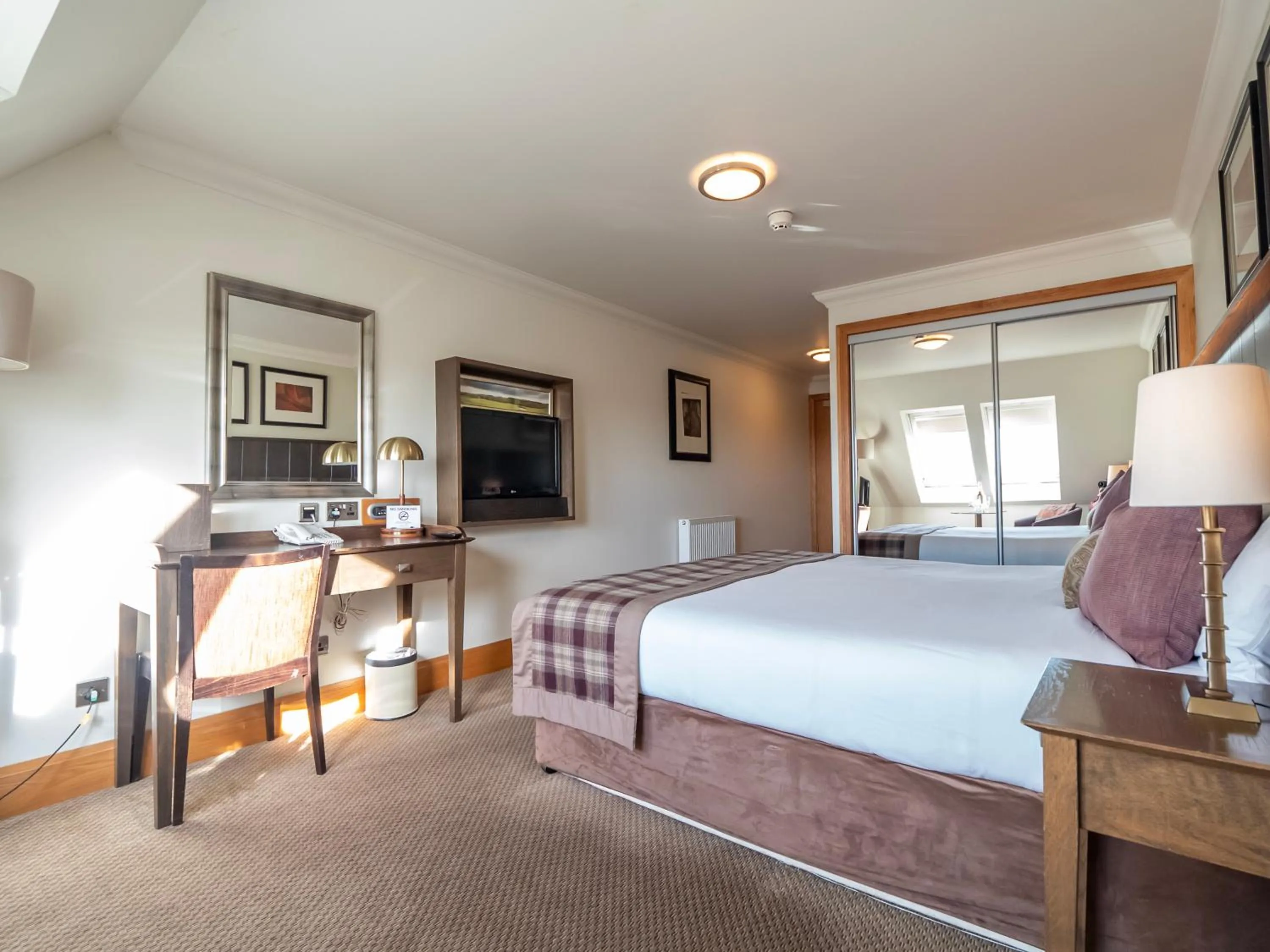 Bedroom, Bed in The Loans Inn