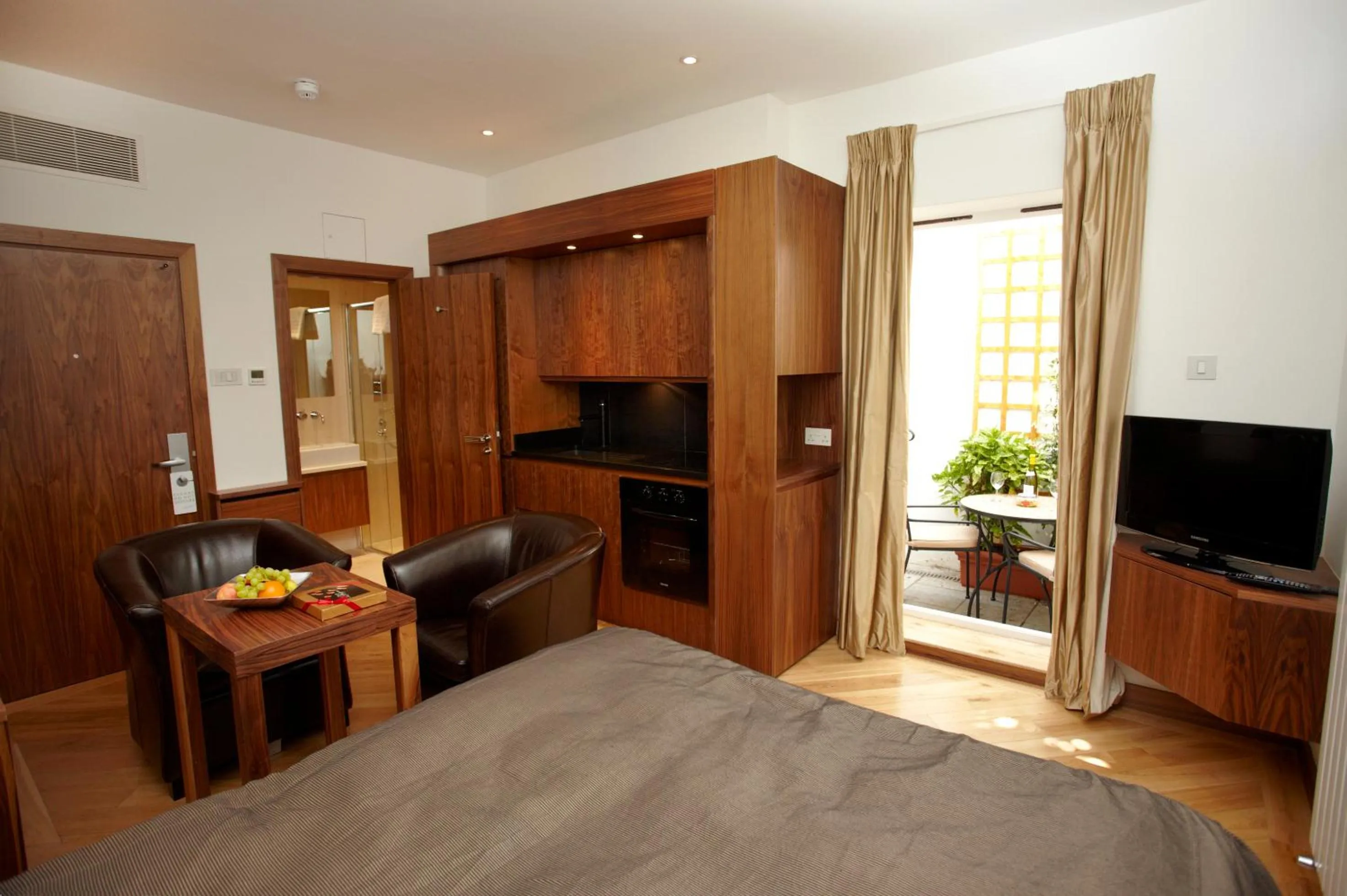 Balcony/Terrace, Bed in Presidential Apartments Kensington