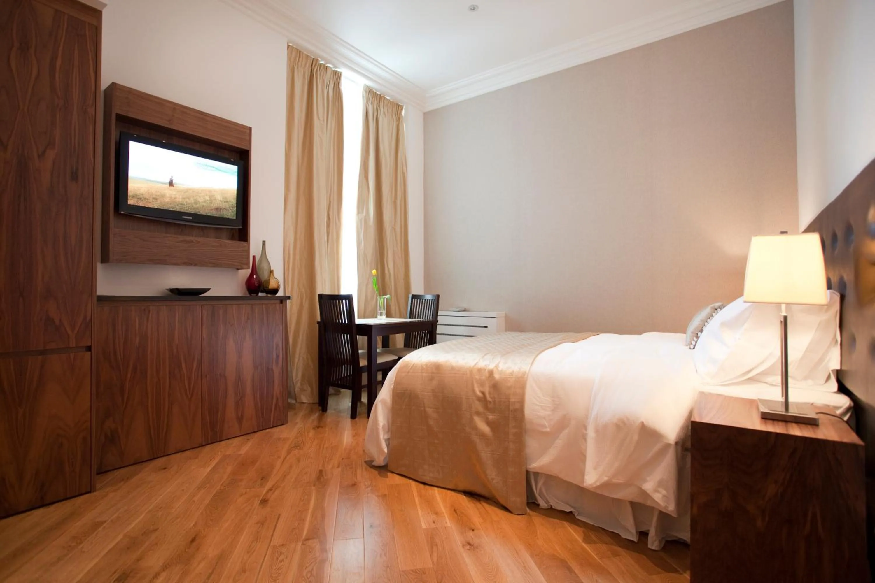 TV and multimedia, Bed in Presidential Apartments Kensington