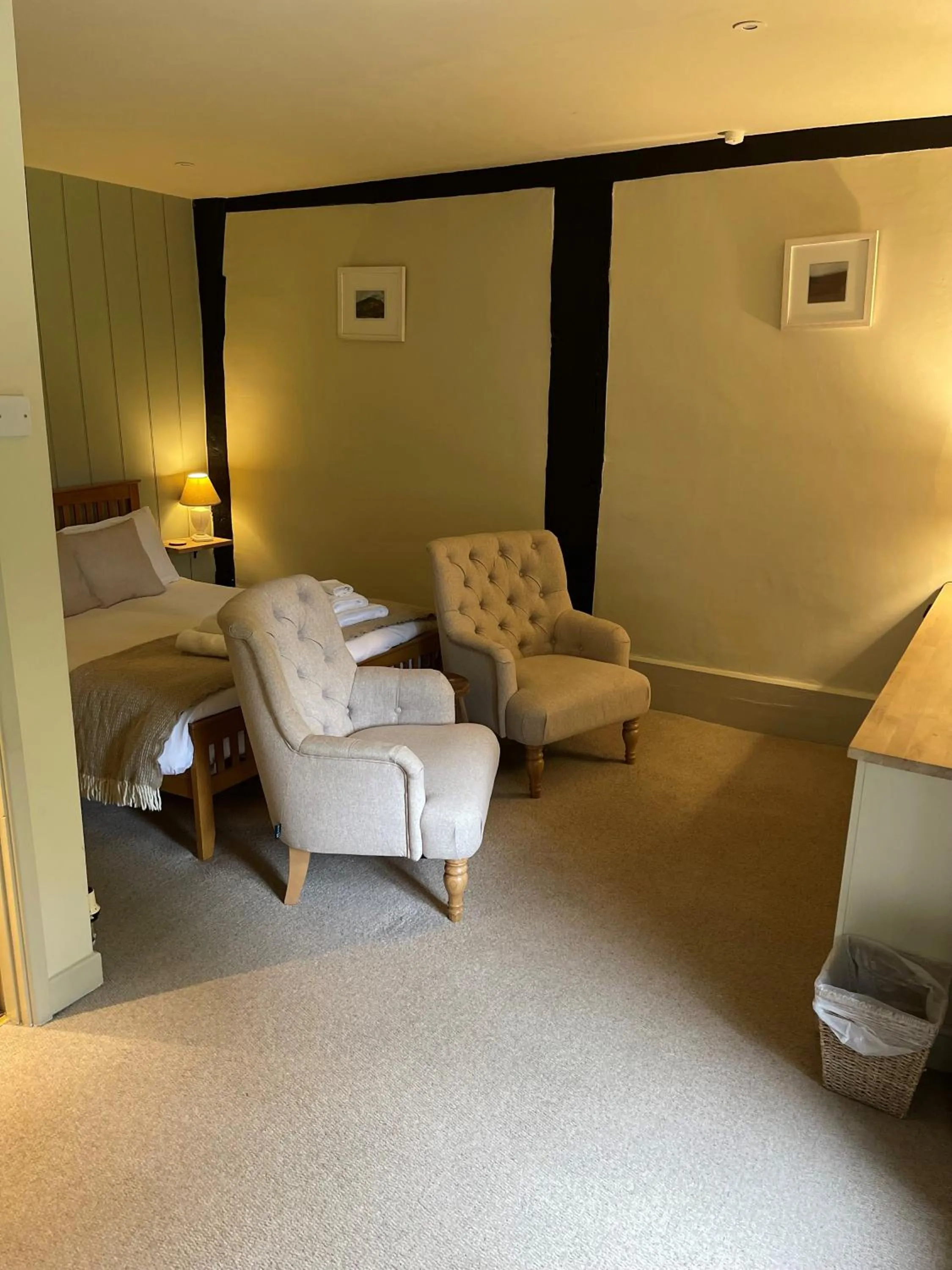 Seating area, Bed in Riverside Inn, Aymestrey