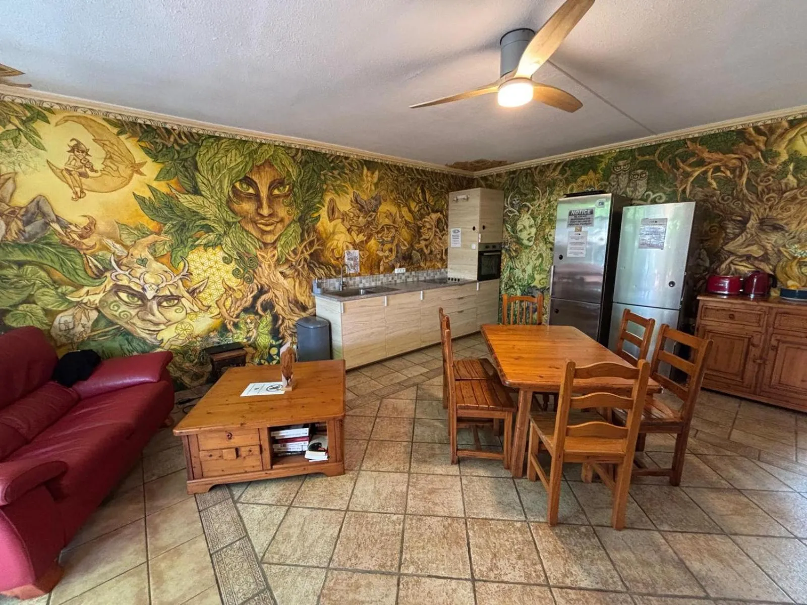 Communal lounge/ TV room in Hostel Los Duendes del Sur