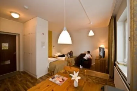 People in Hotel Homeland