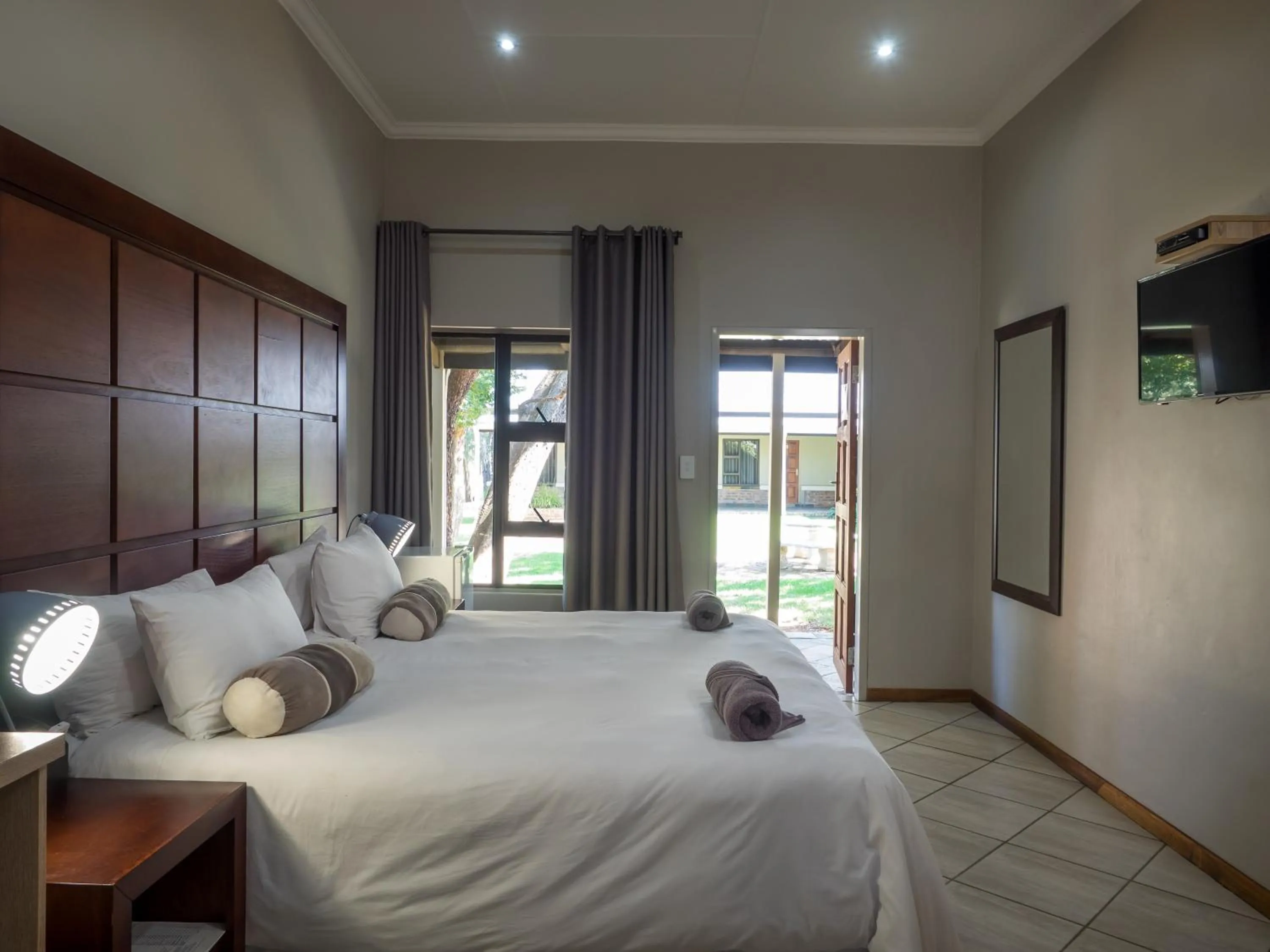 Photo of the whole room, Bed in Hotel @ Secunda