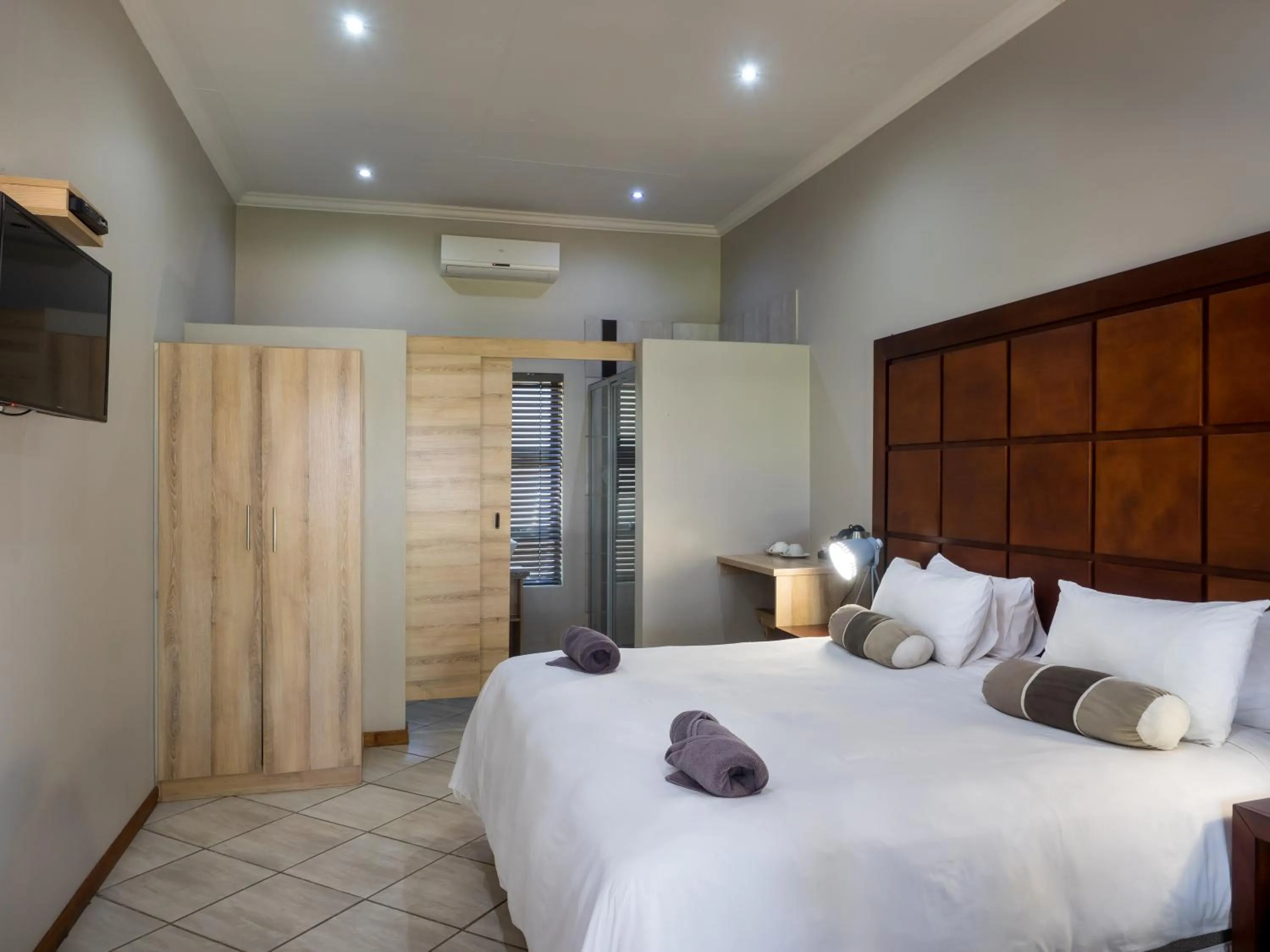 Photo of the whole room, Bed in Hotel @ Secunda