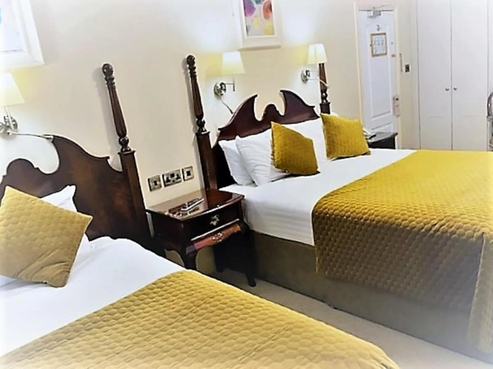 Bed in Shamrock Inn Hotel