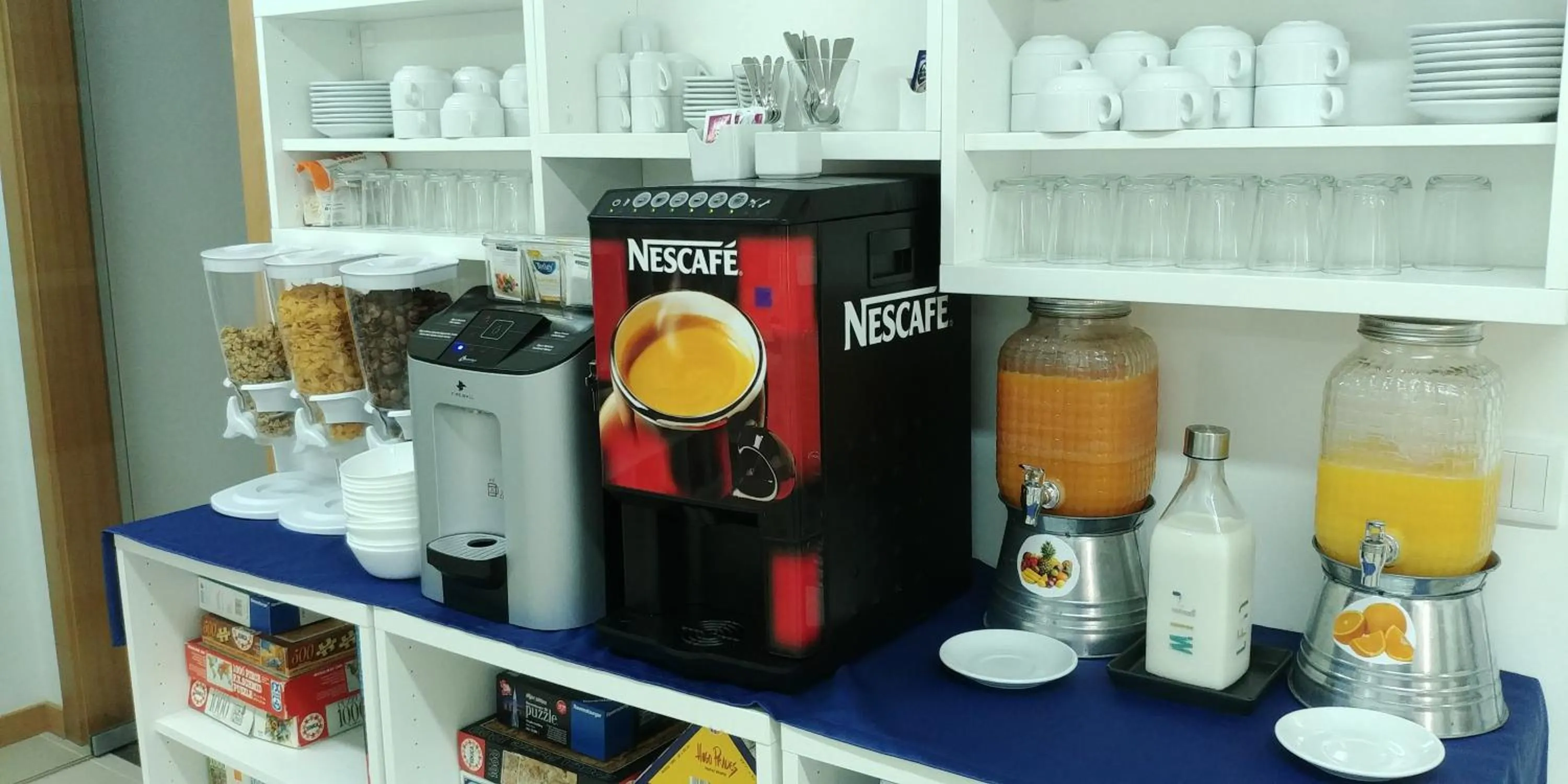 Breakfast in Puzzle Suites B&B