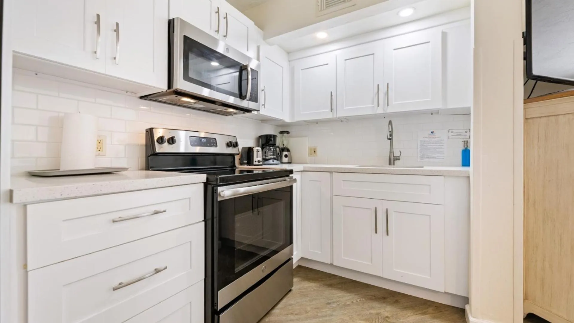 Kitchen or kitchenette in Caloosa Cove Resort
