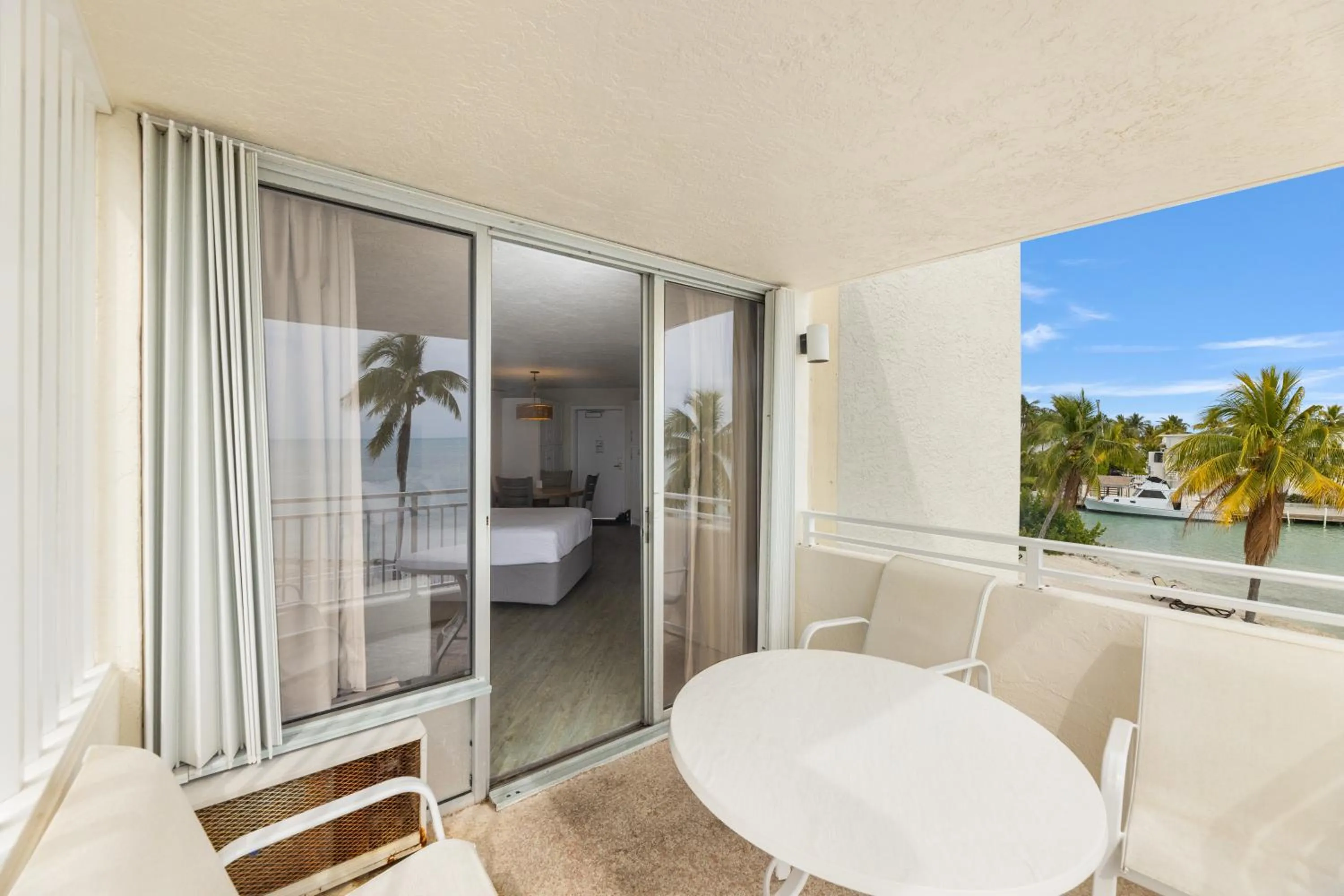 Balcony/Terrace, Bed in Caloosa Cove Resort