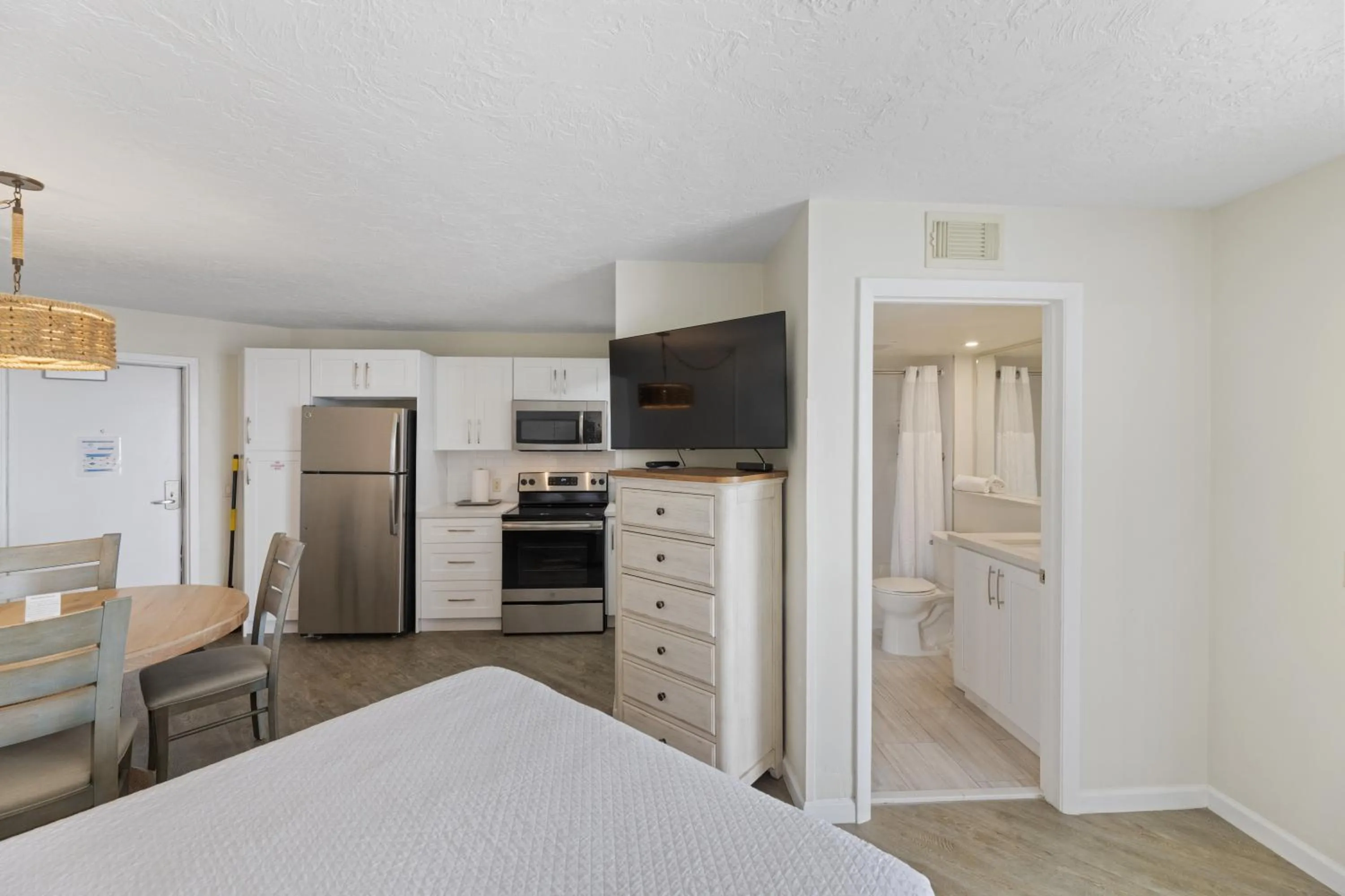 TV and multimedia, Bed in Caloosa Cove Resort