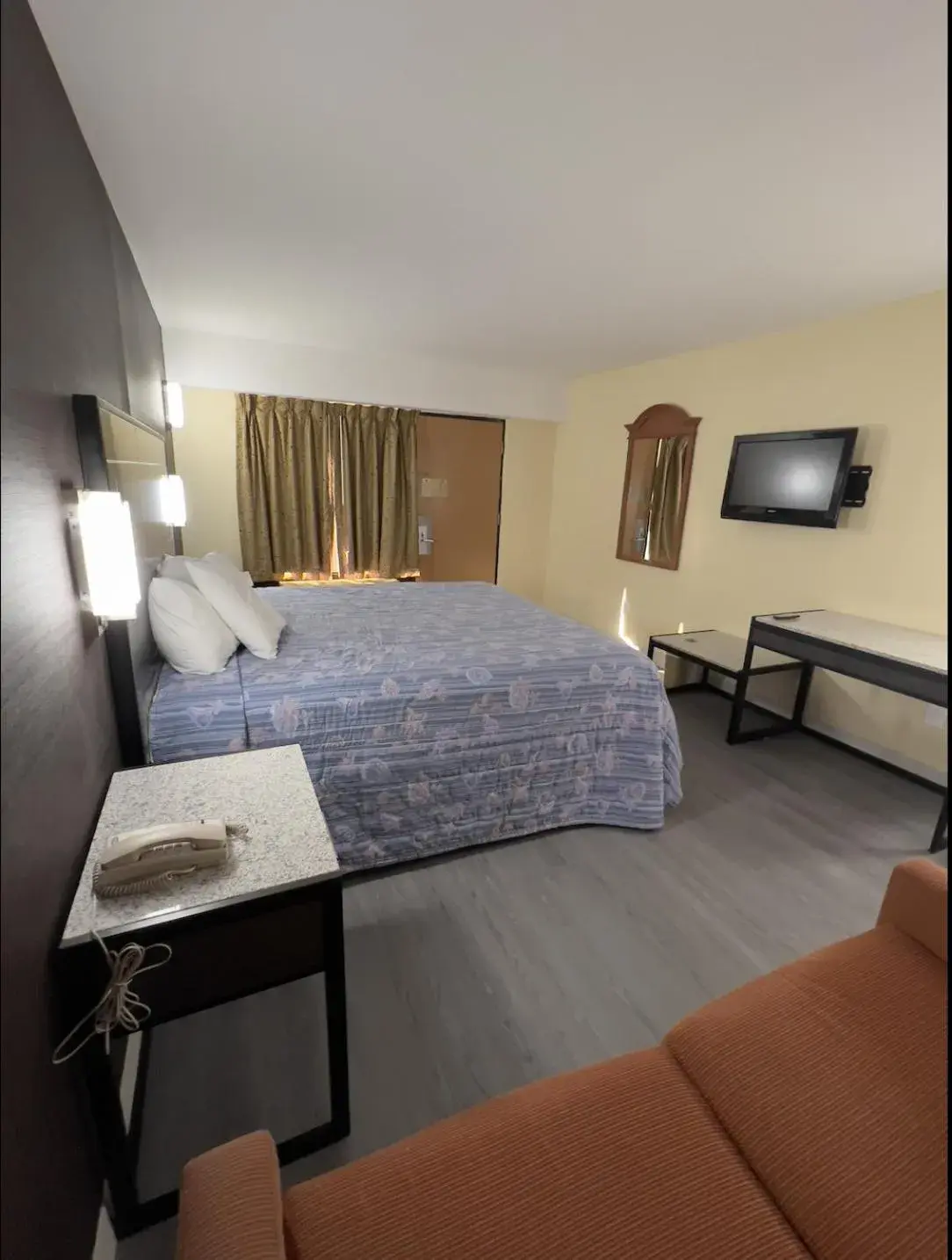 King Room - Smoking in Travel Inn New Castle Airport King Room - Smoking in Travel Inn New Castle Airport