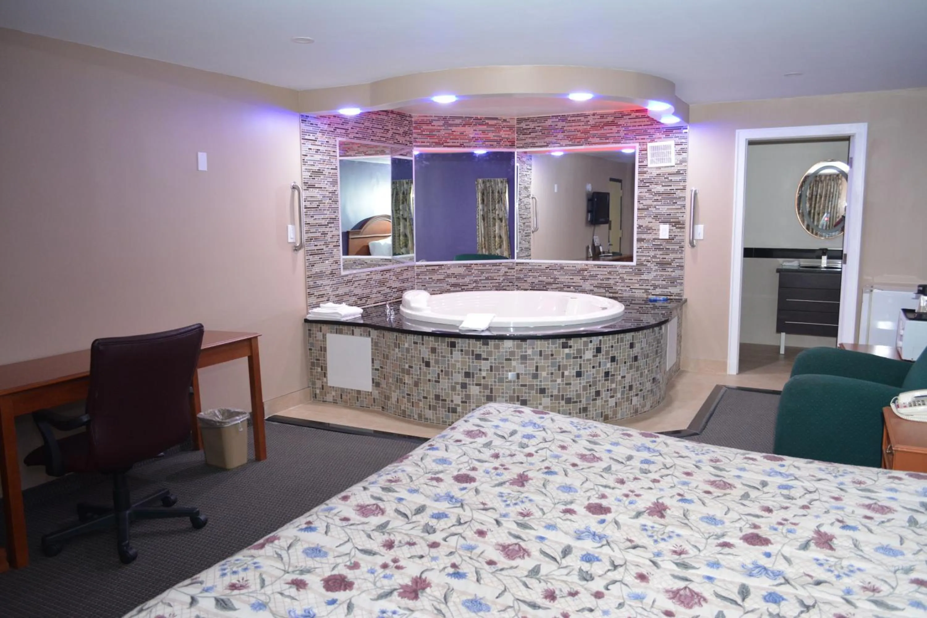 Hot Tub, Bed in Travel Inn New Castle Airport