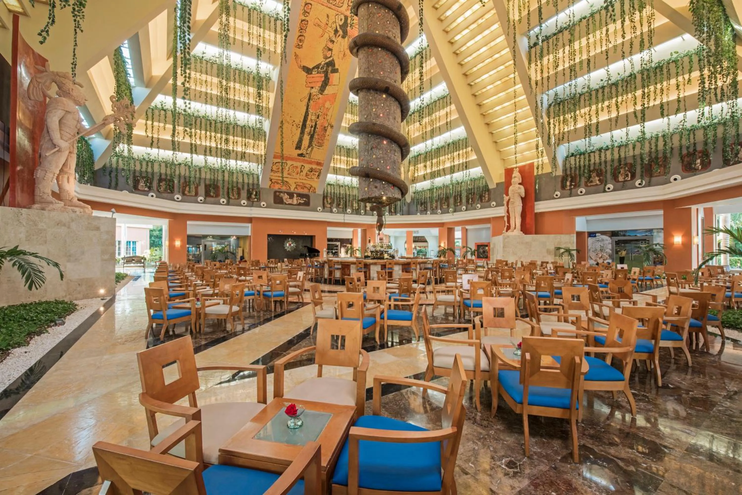 Lounge or bar in Iberostar Selection Paraíso Maya - All Inclusive