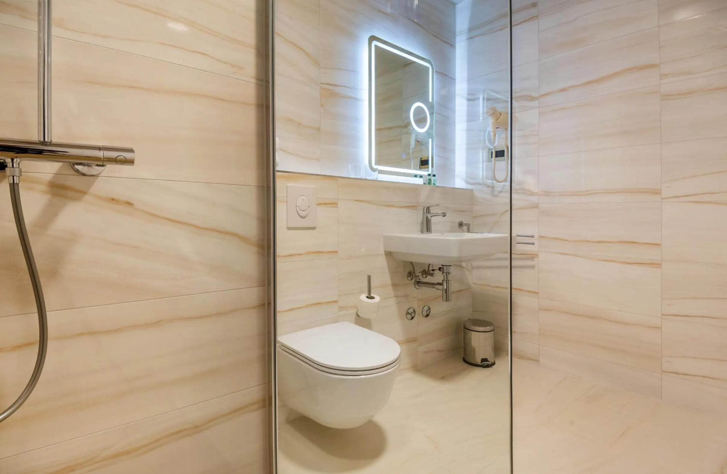 Toilet in Priska Med Luxury Rooms