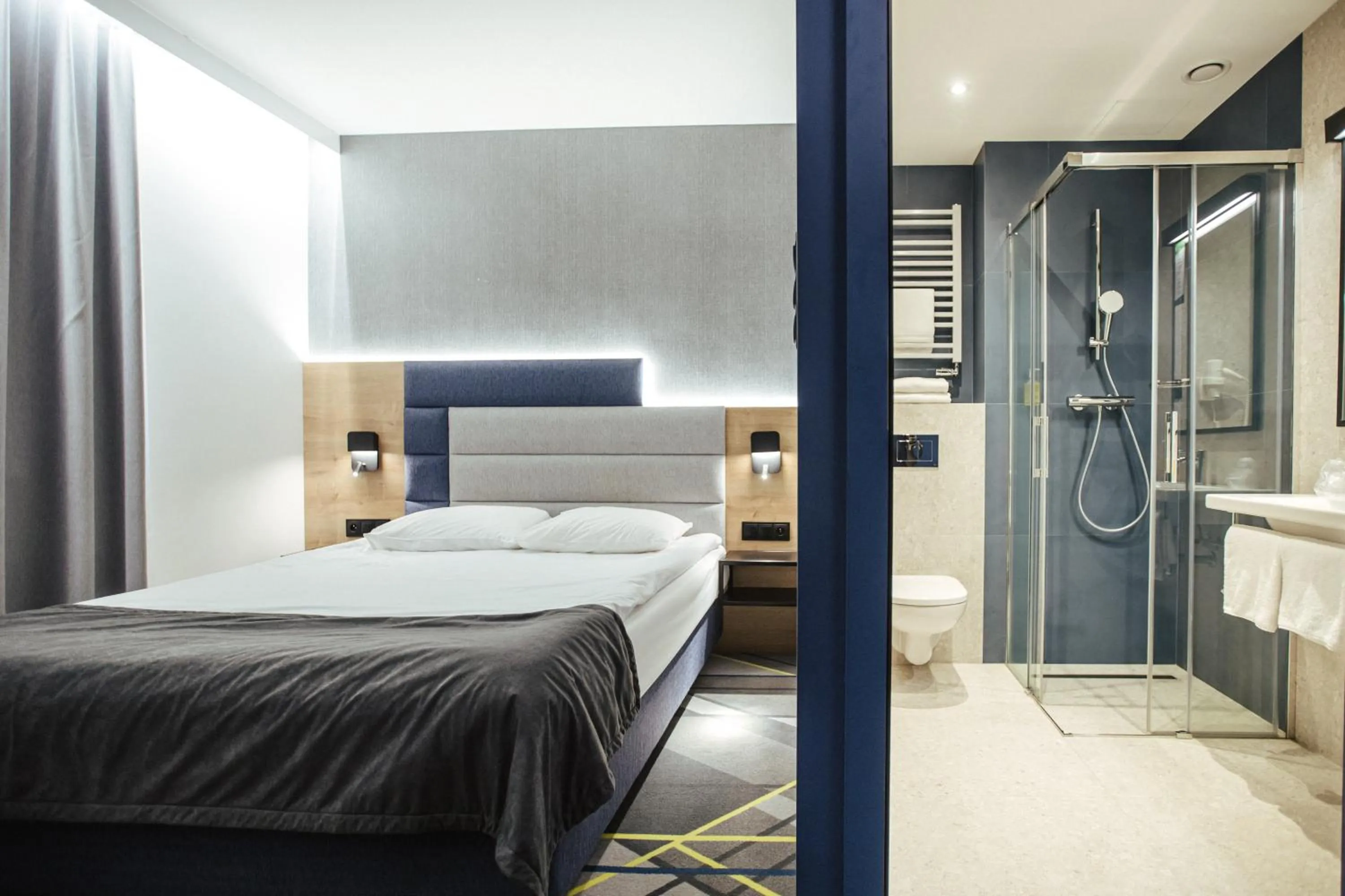 Shower, Bed in Air Hotel