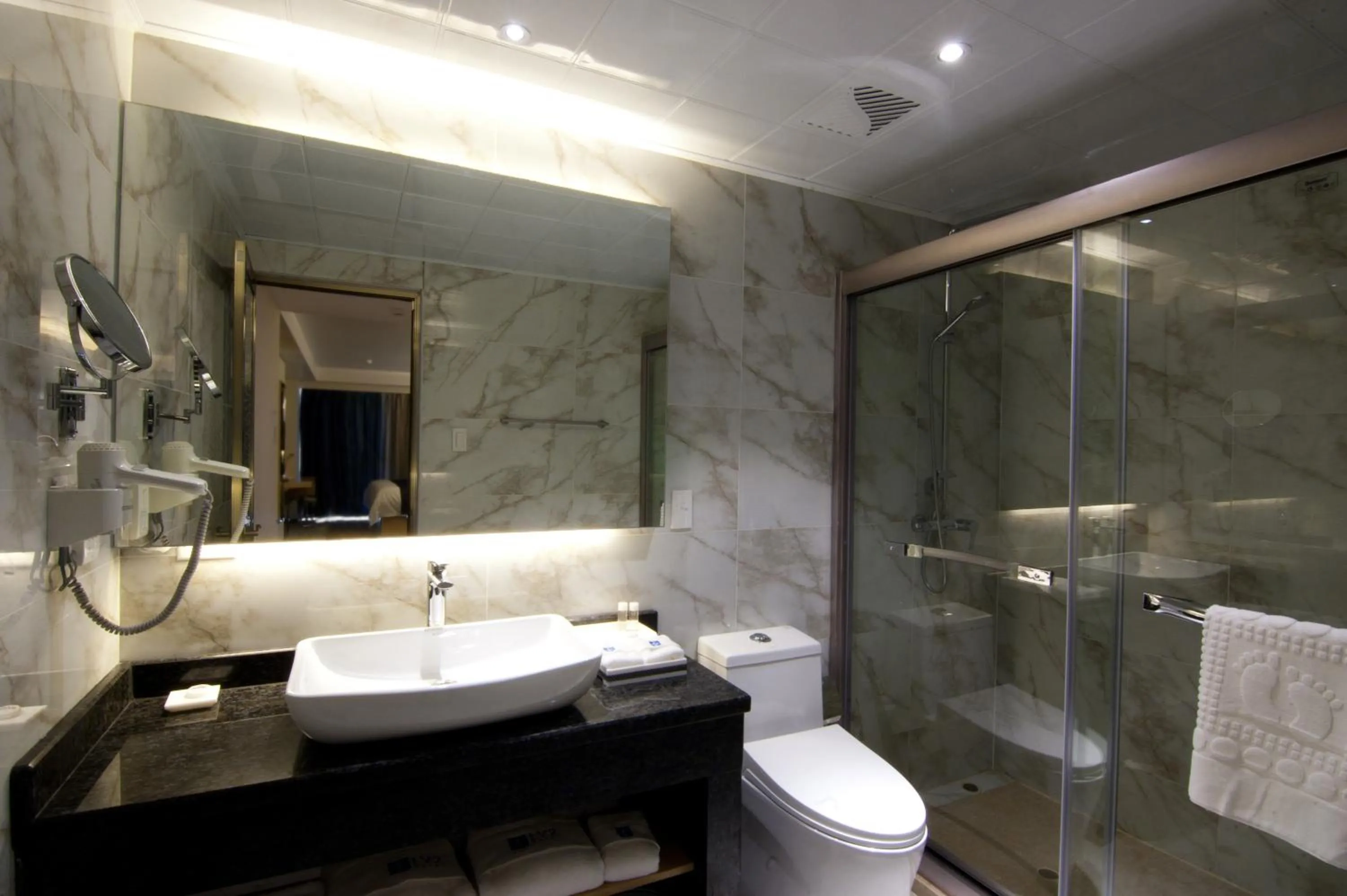 Bathroom in Lyz Business Hotel