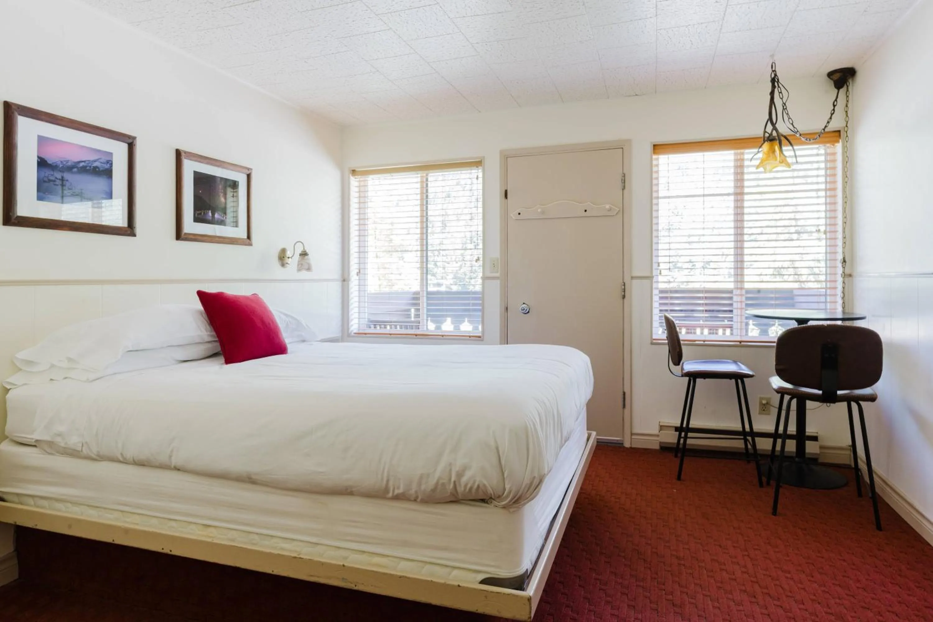 Photo of the whole room, Bed in Crystal Mountain Hotels