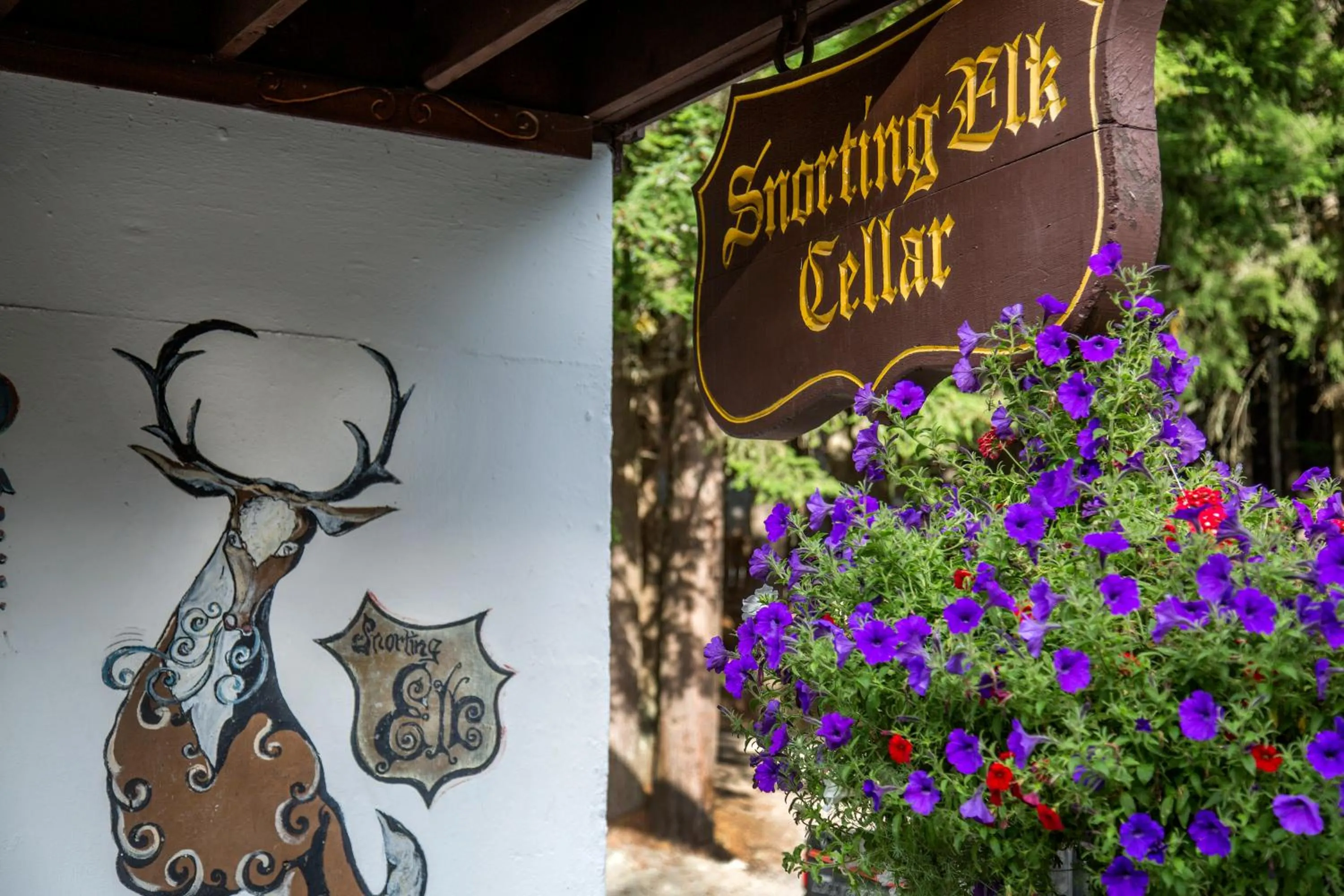 Lounge or bar in Crystal Mountain Hotels