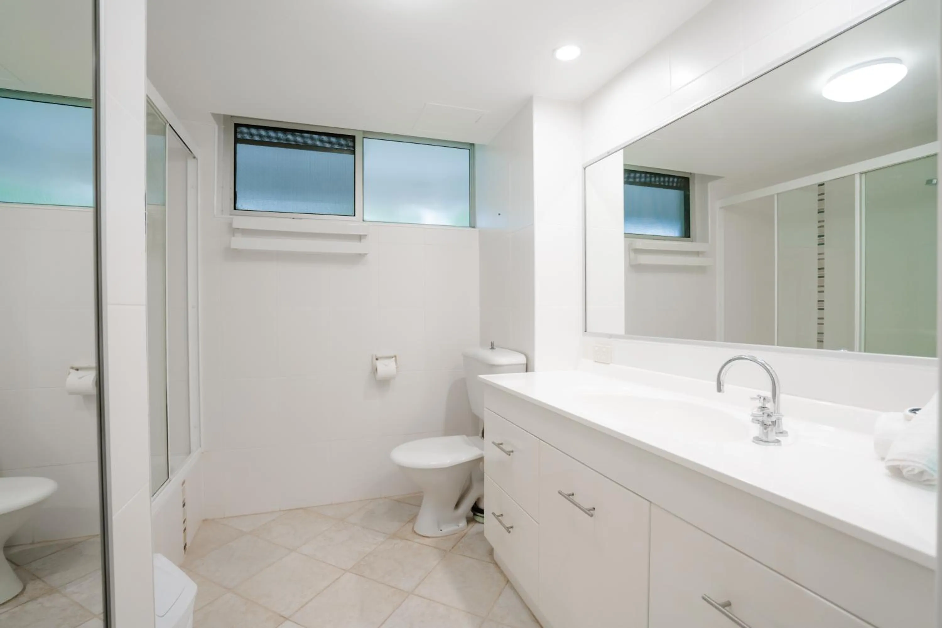 Toilet in Cashelmara Beachfront Apartments