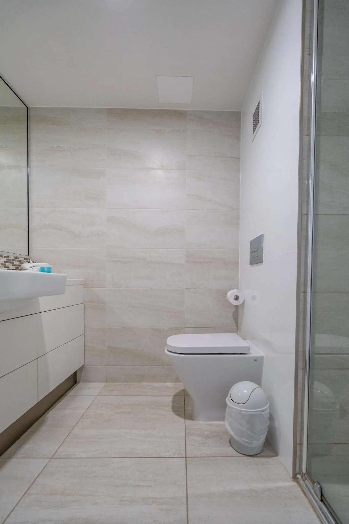 Toilet in Cashelmara Beachfront Apartments