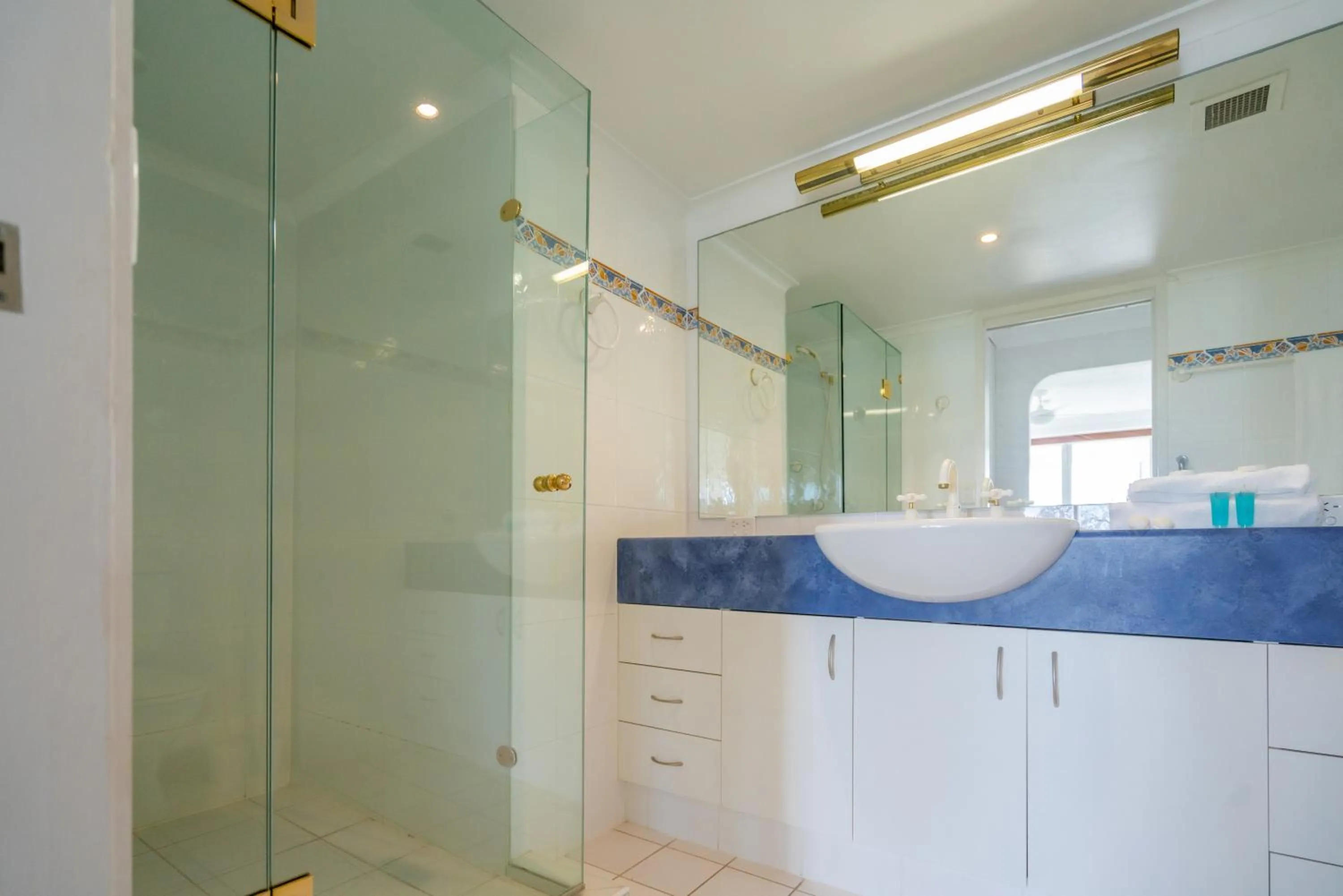 Bathroom in Cashelmara Beachfront Apartments