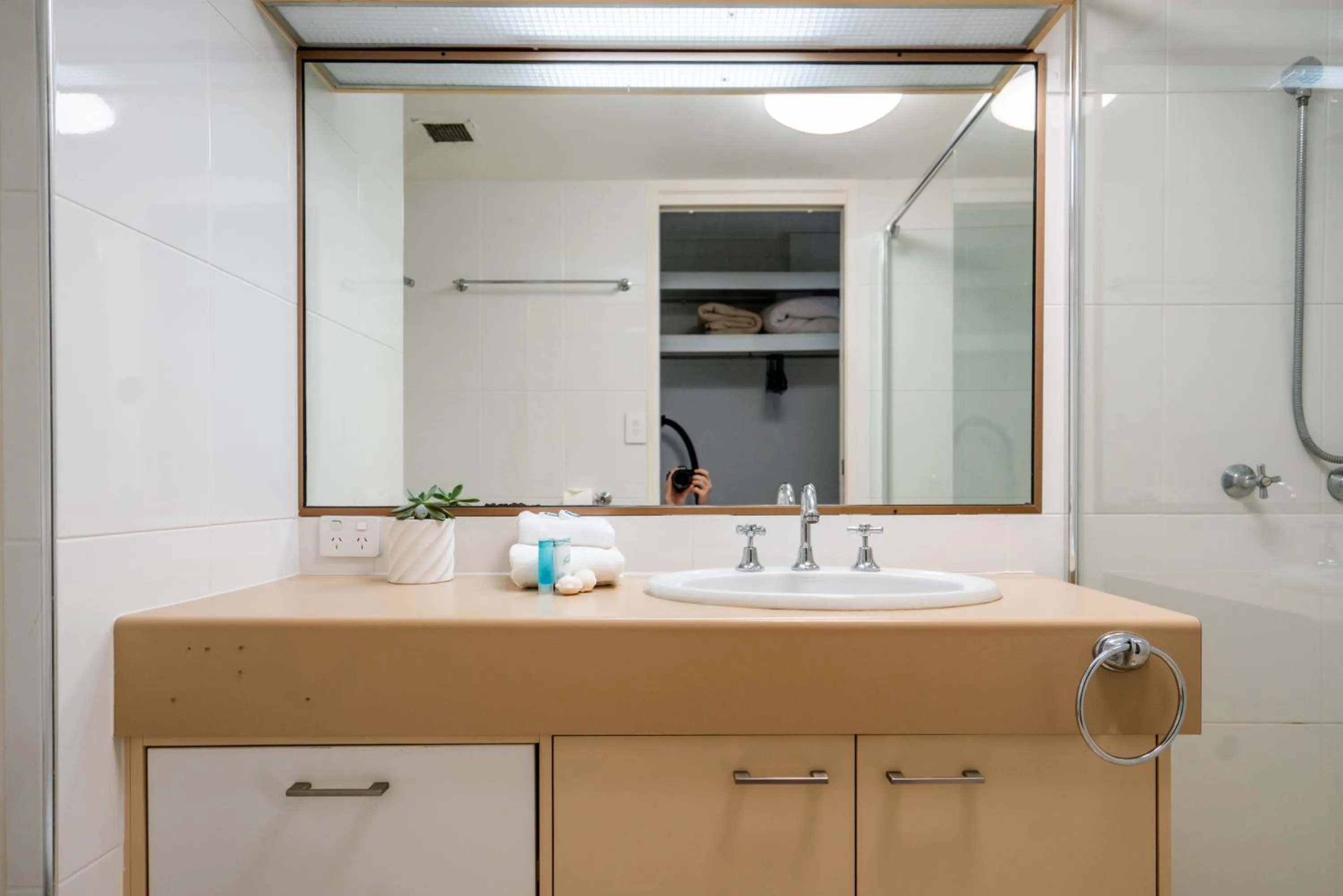 Bathroom in Cashelmara Beachfront Apartments