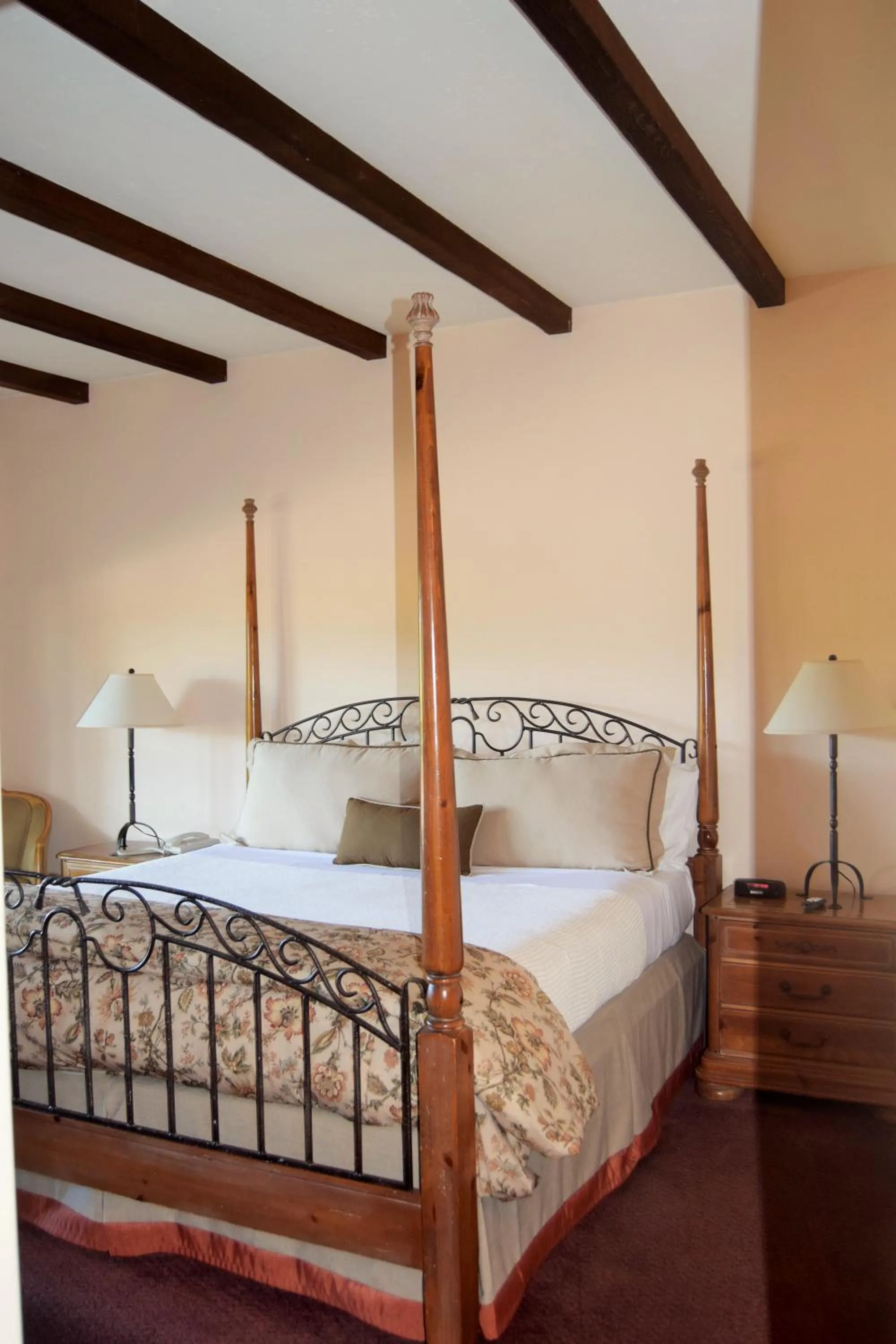 Bed in Vineyard Country Inn