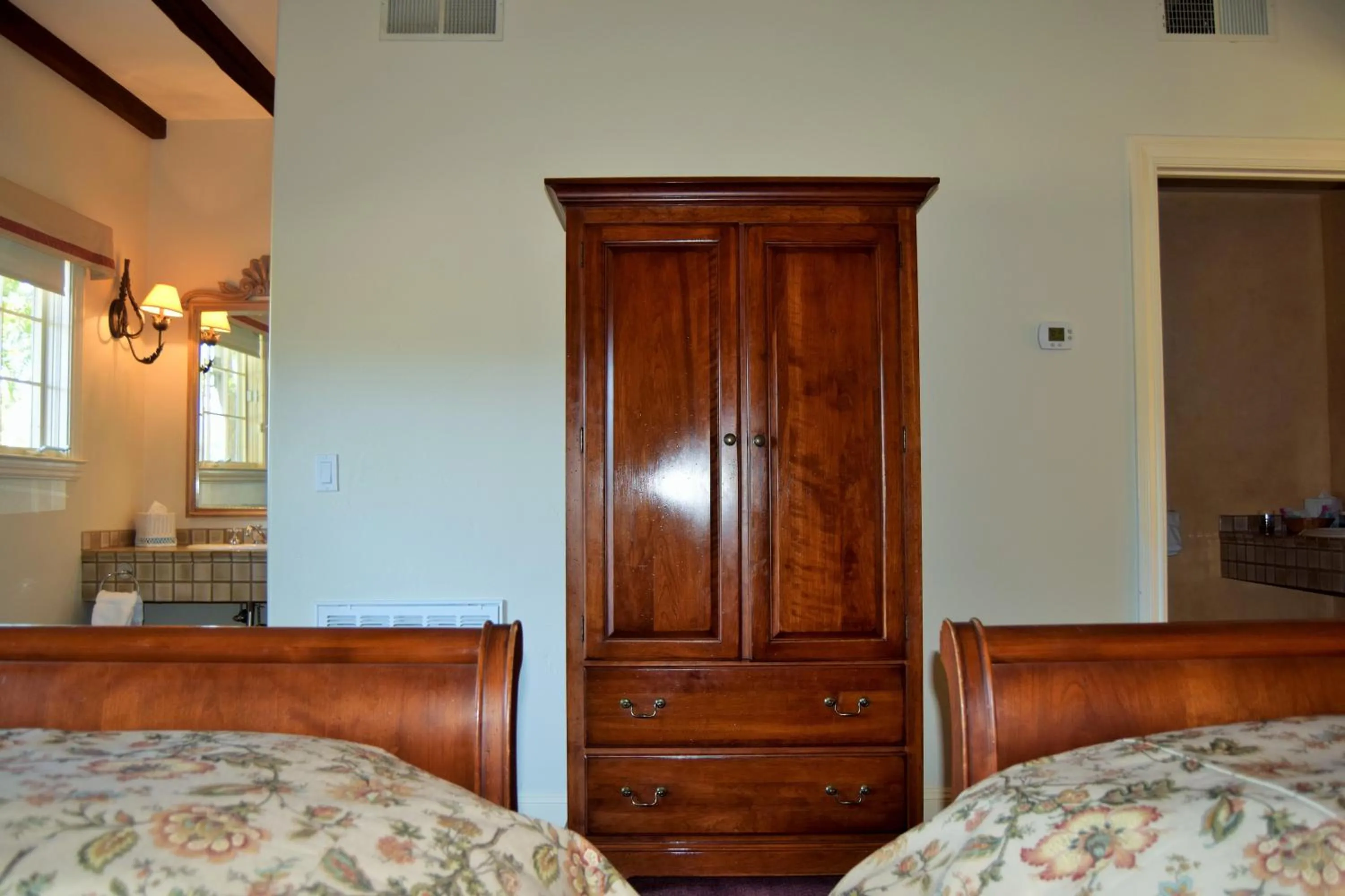 Bed in Vineyard Country Inn