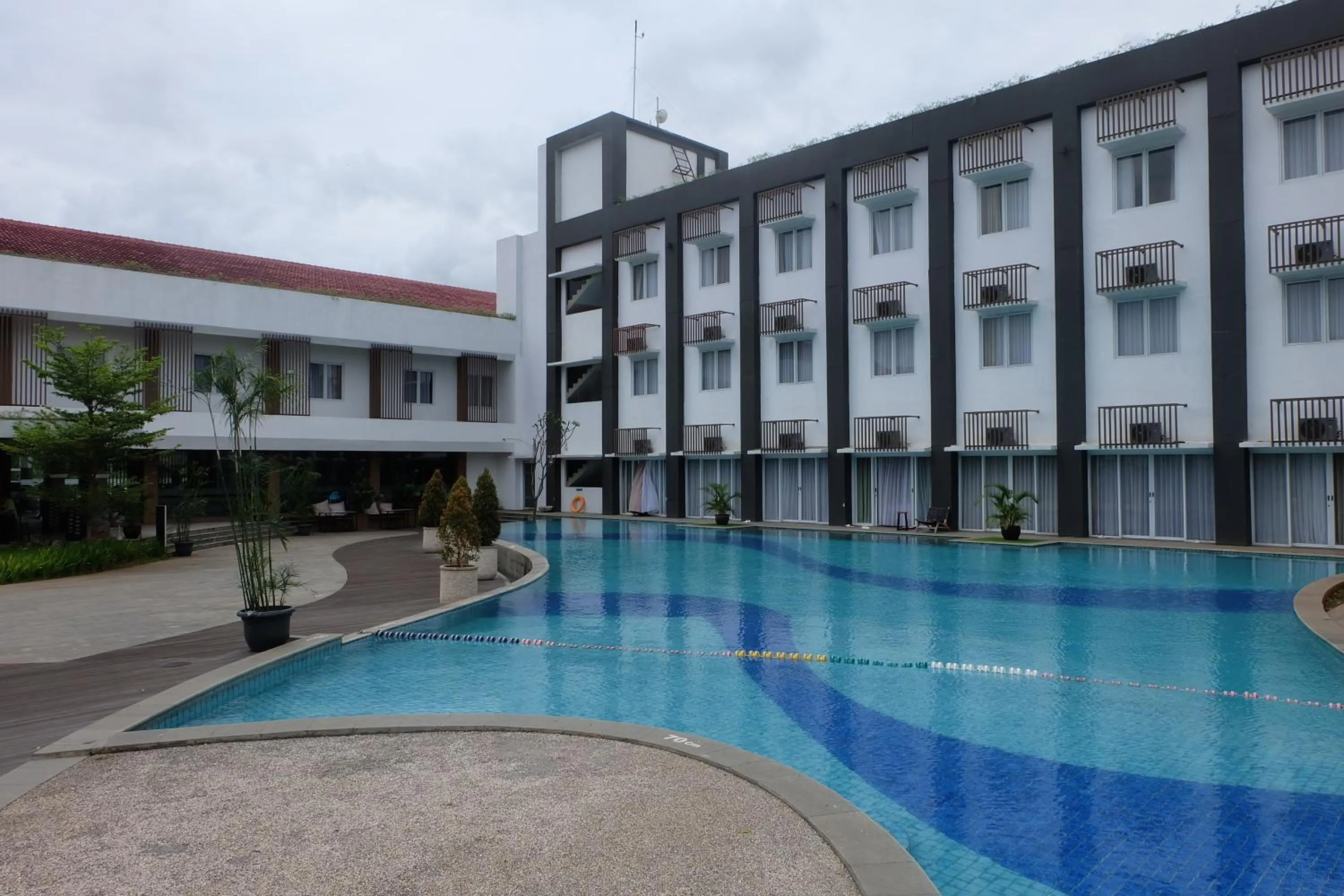 Swimming pool in Front One Akshaya Hotel Karawang