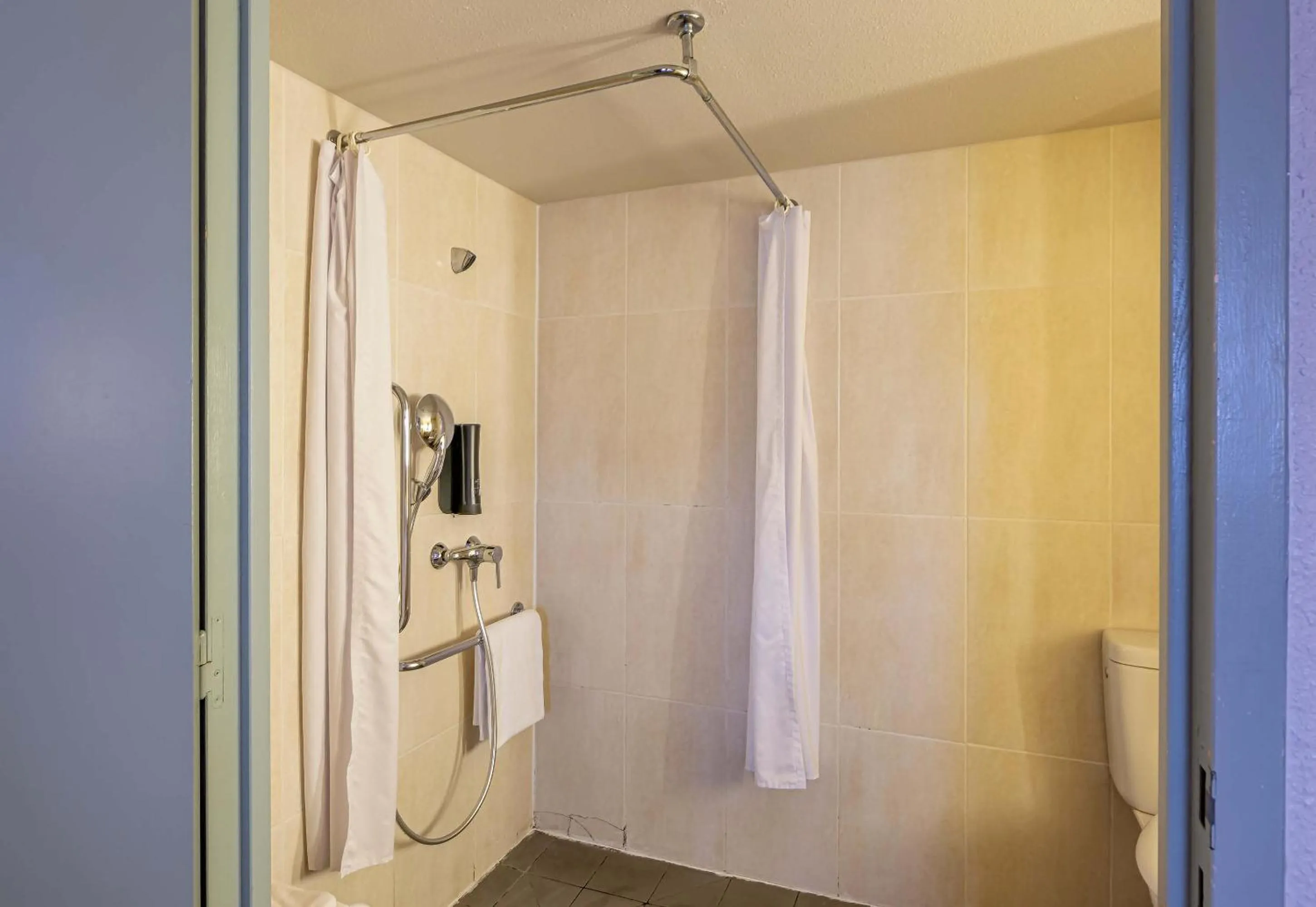 Bathroom in B&B HOTEL Bordeaux Sud