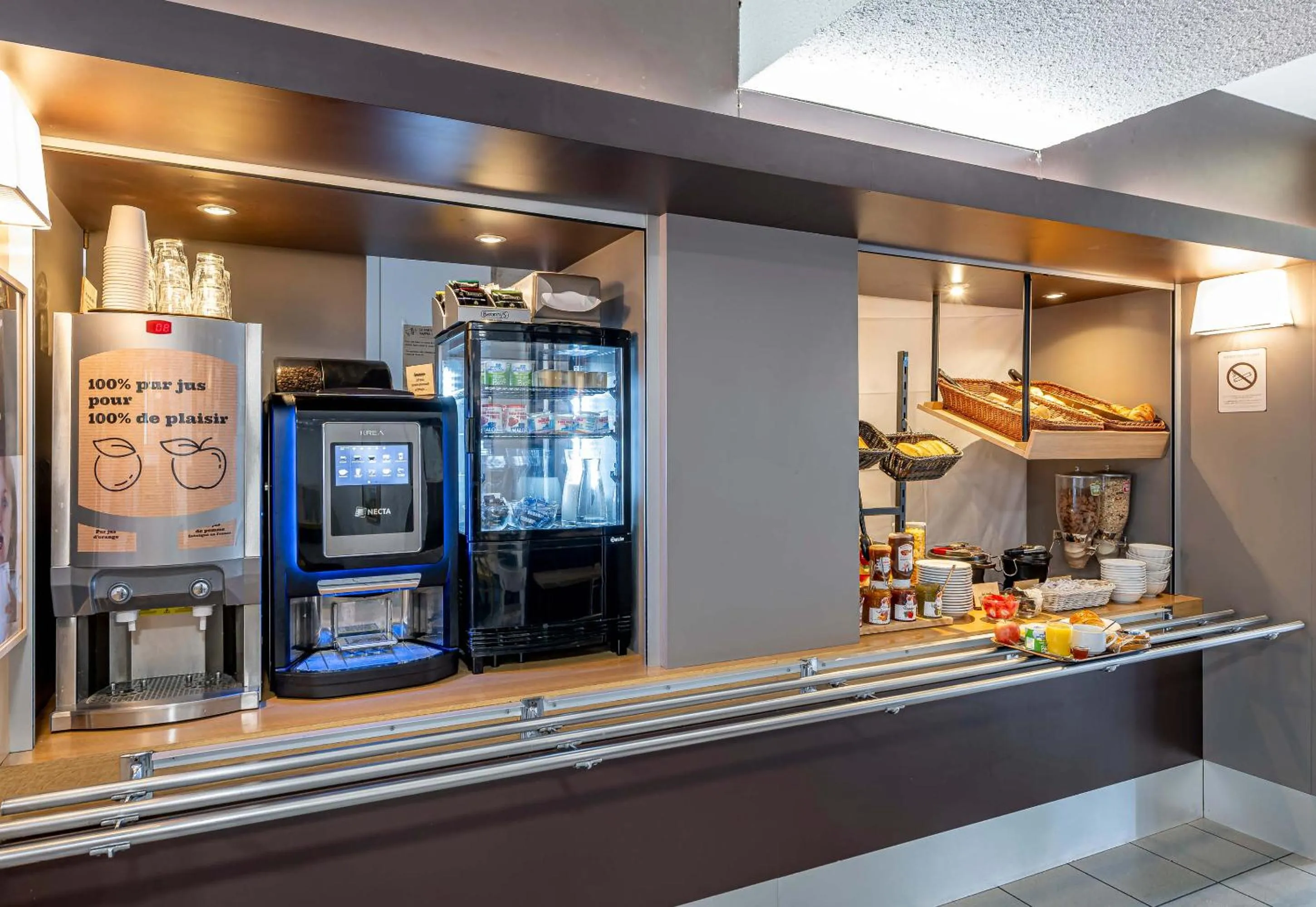 Buffet breakfast in B&B HOTEL Bordeaux Sud