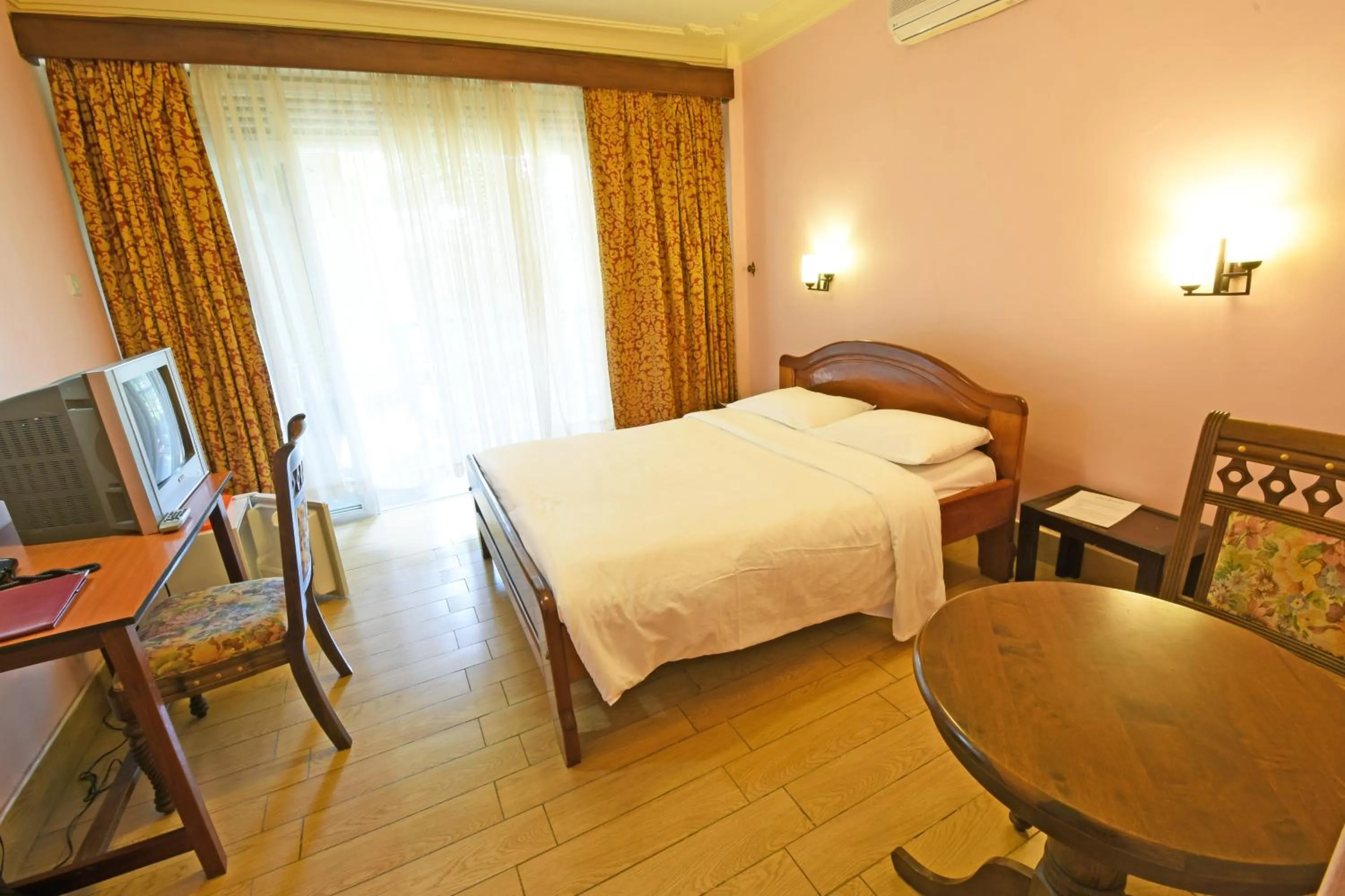 Photo of the whole room in Imperial Golf View Hotel