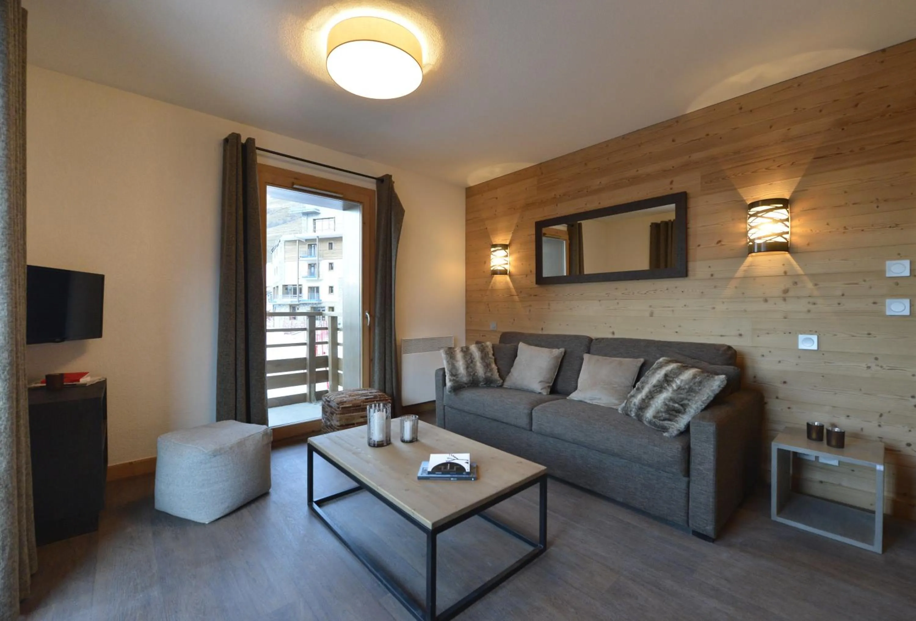 TV and multimedia in Résidence Club mmv Le Cœur des Loges ****