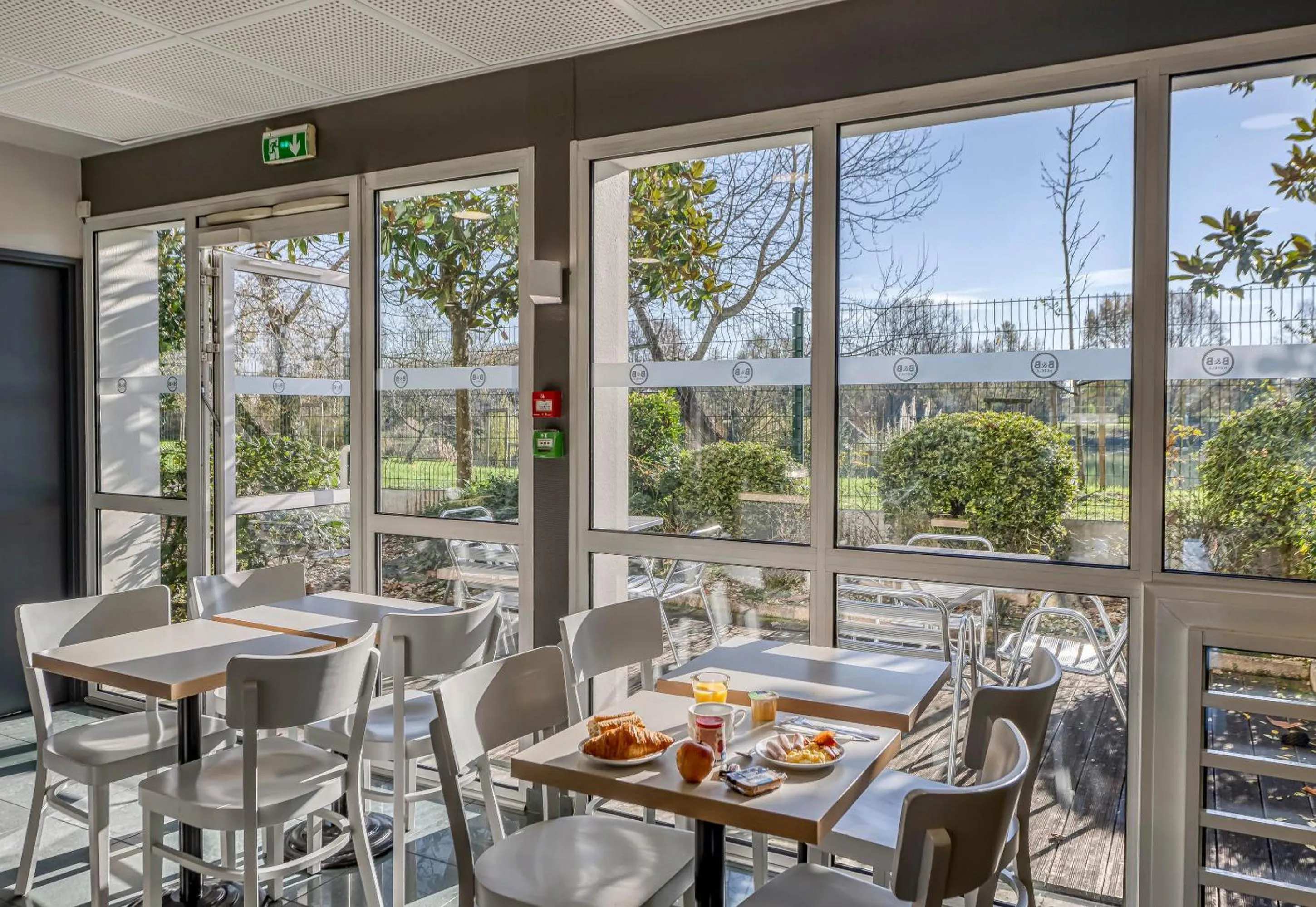 Restaurant/places to eat in B&B HOTEL Bordeaux Lac sur Bruges