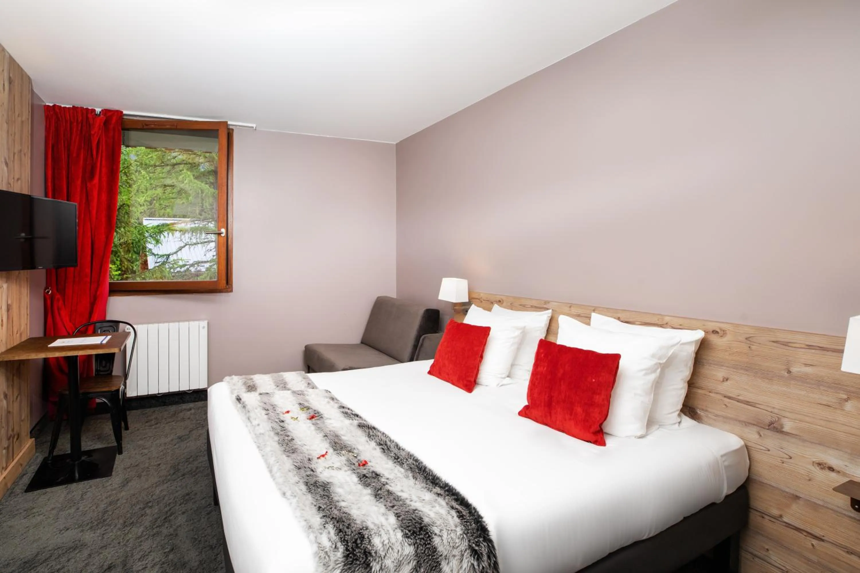 Bedroom, Bed in SOWELL Family Valfrejus