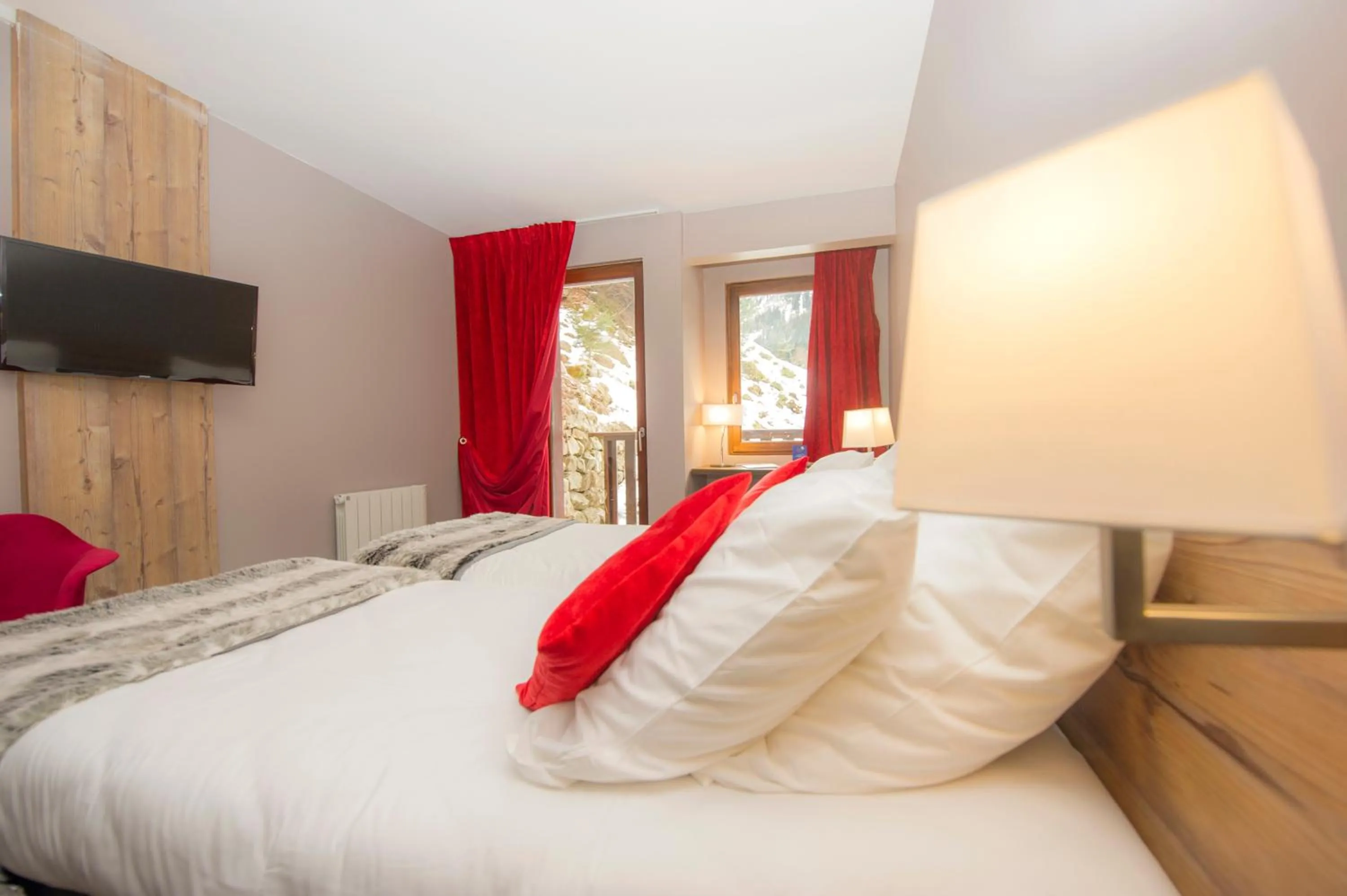 Photo of the whole room, Bed in SOWELL Family Valfrejus