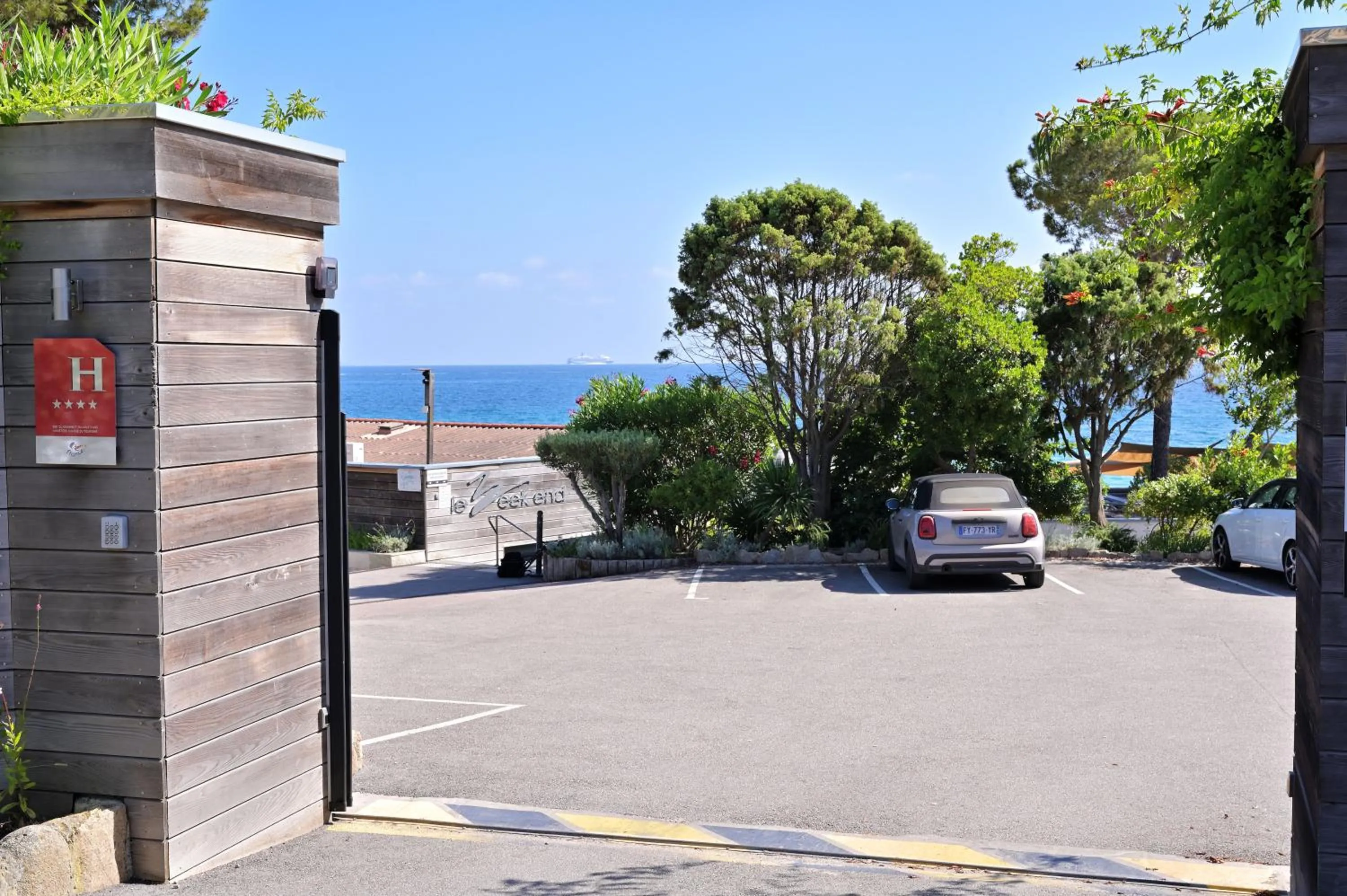 Parking in Hôtel Le Week end