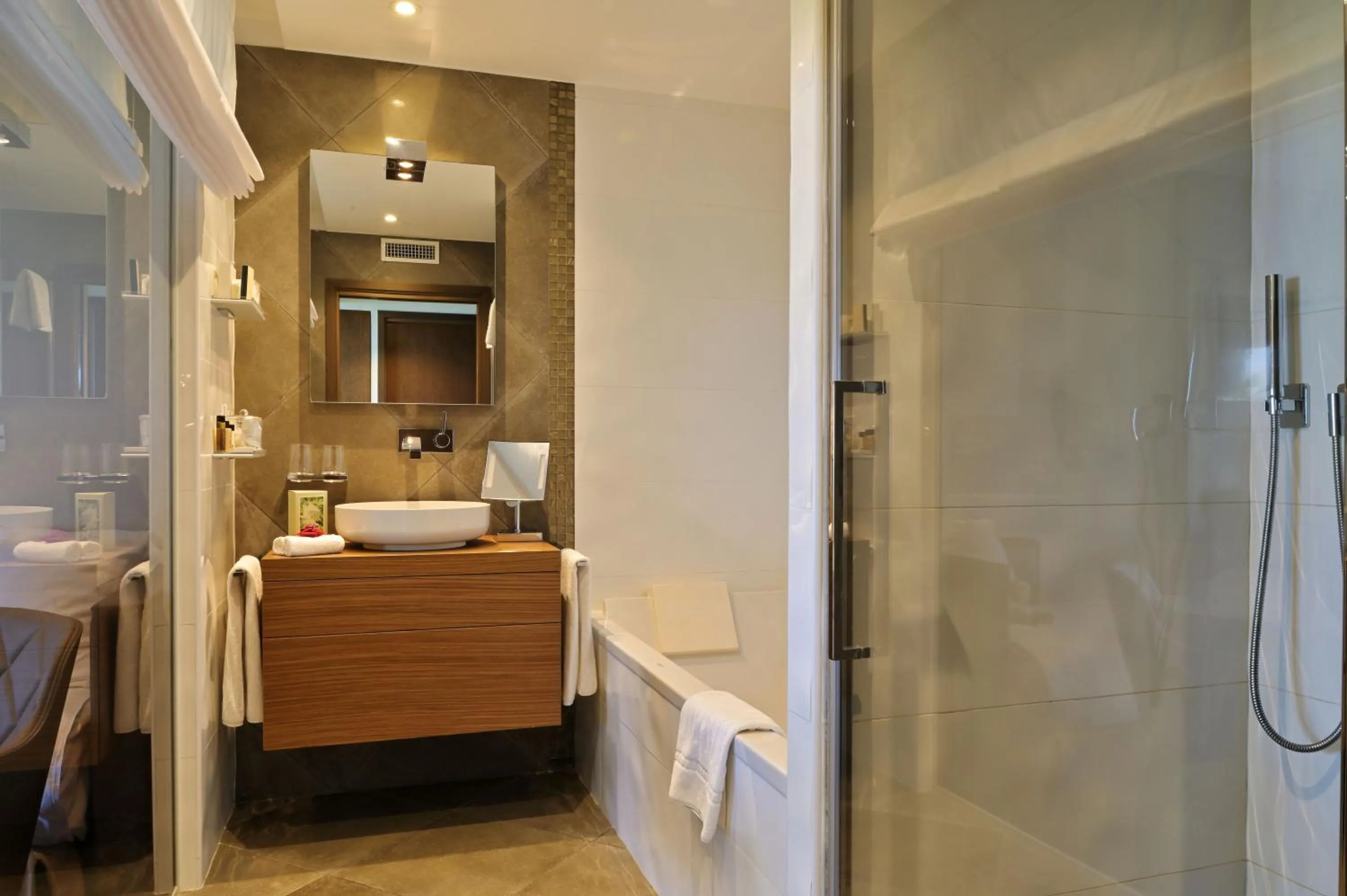 Bathroom in Hôtel Le Week end