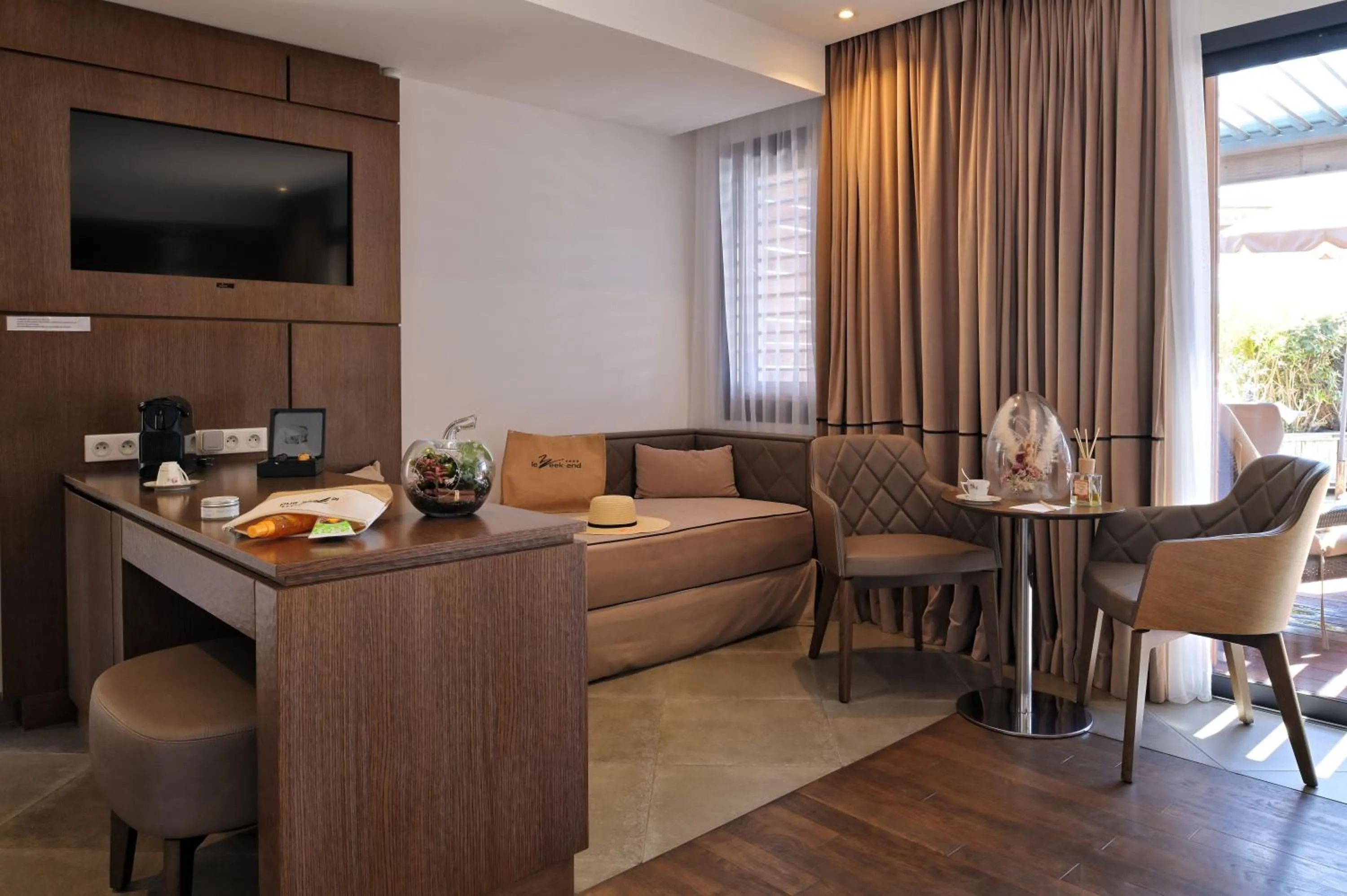 Communal lounge/ TV room, Bed in Hôtel Le Week end