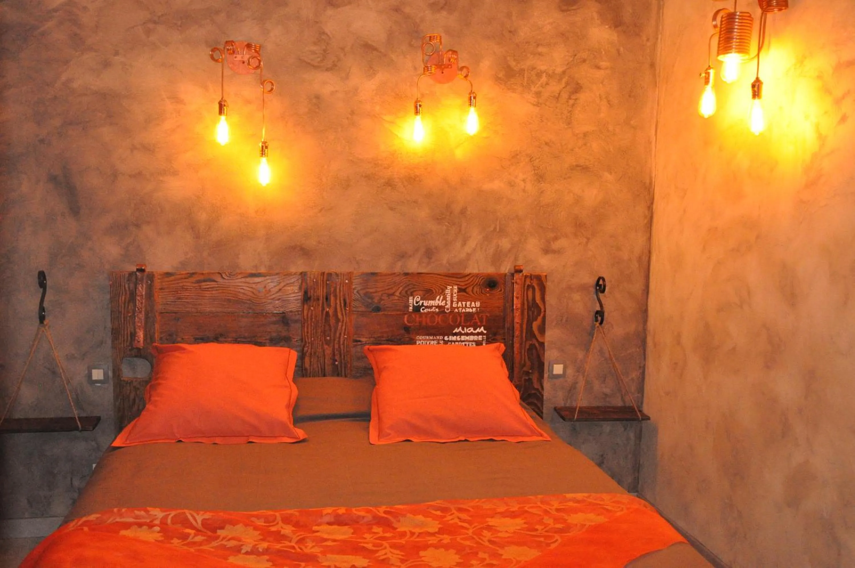 Photo of the whole room, Bed in La Tour Du Terroir