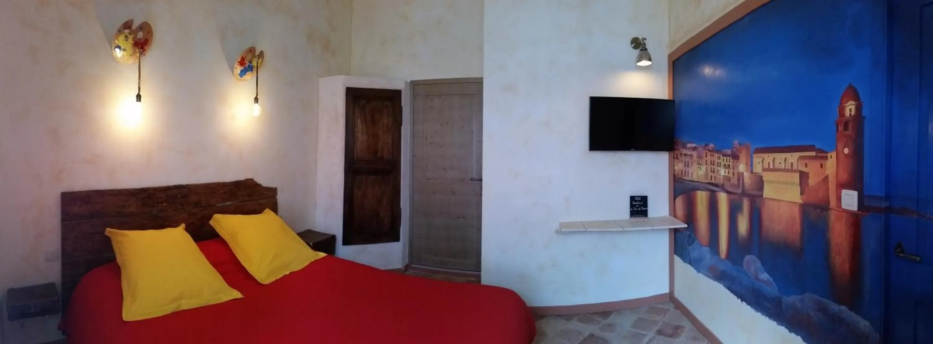 Photo of the whole room, Bed in La Tour Du Terroir