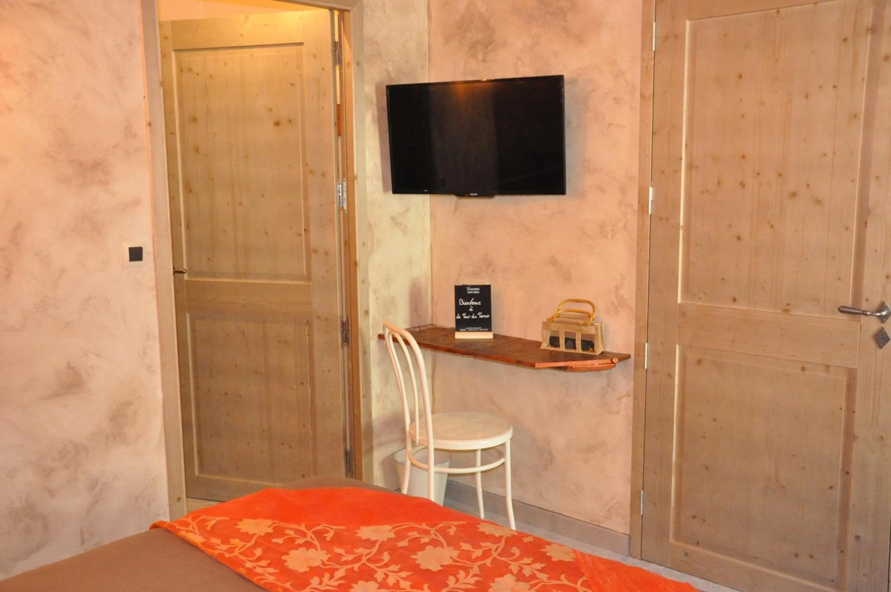 Bedroom, Bed in La Tour Du Terroir