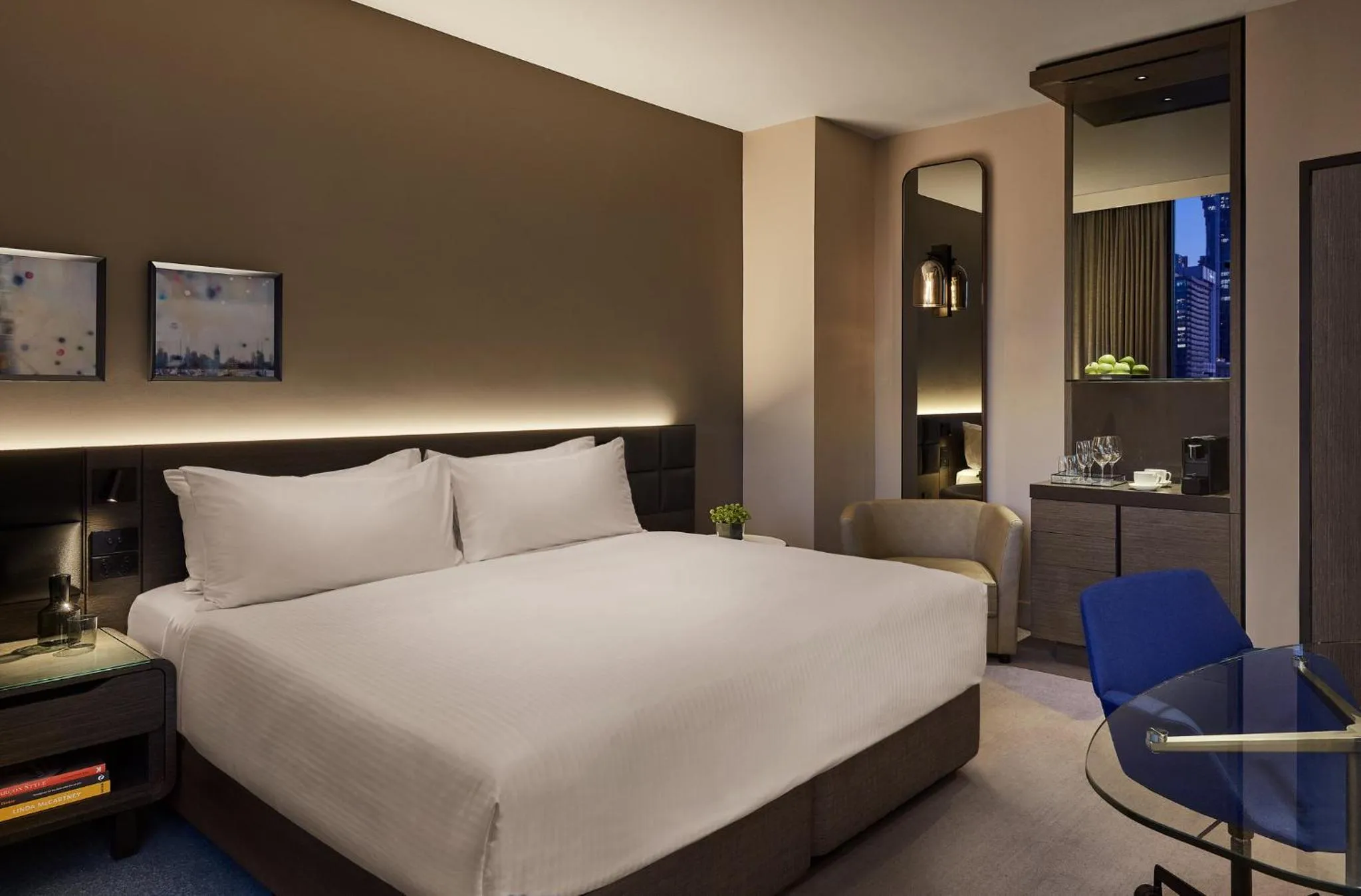 Photo of the whole room, Bed in Crowne Plaza Melbourne by IHG
