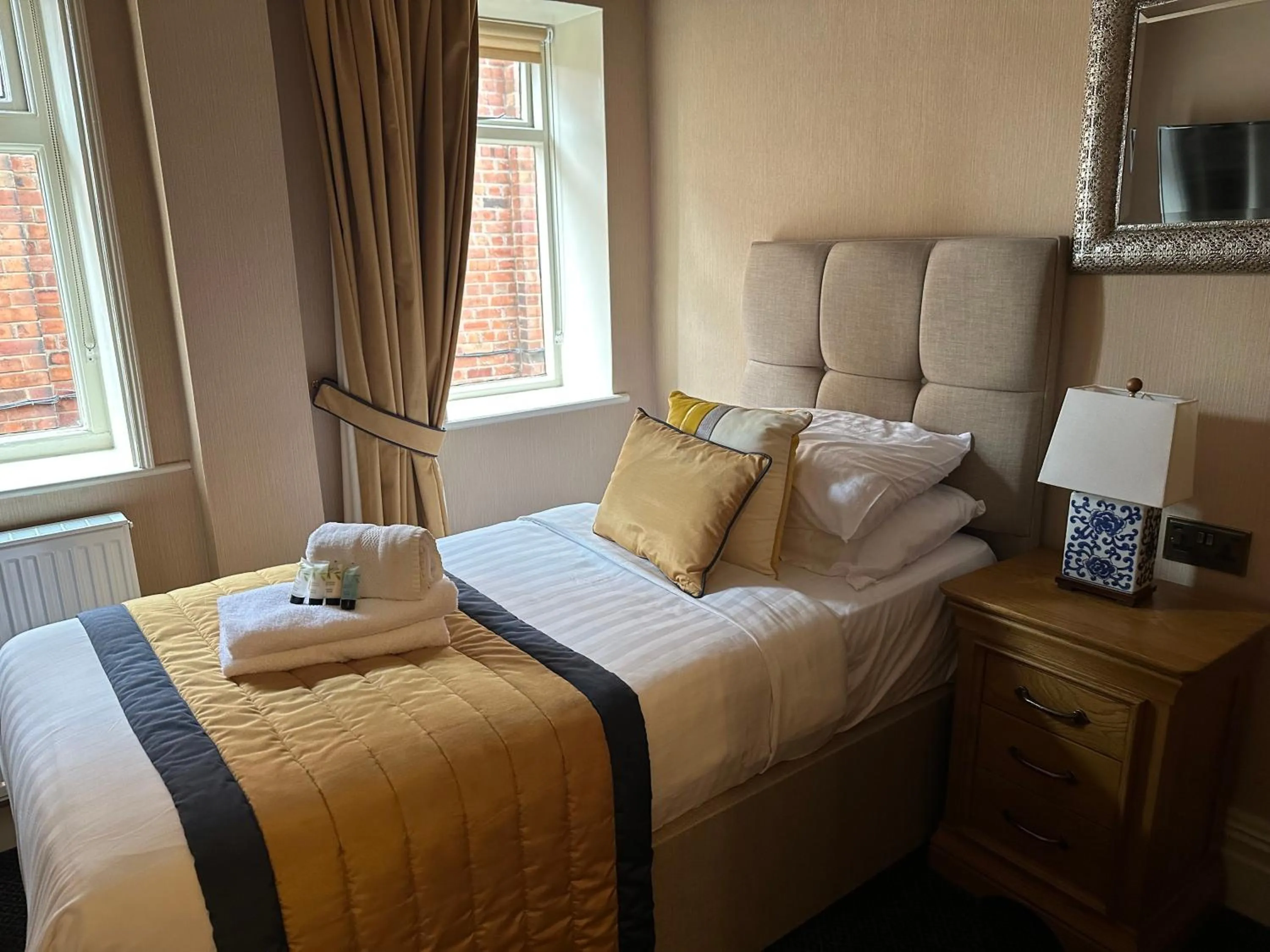 Bedroom, Bed in The Chester Court Hotel