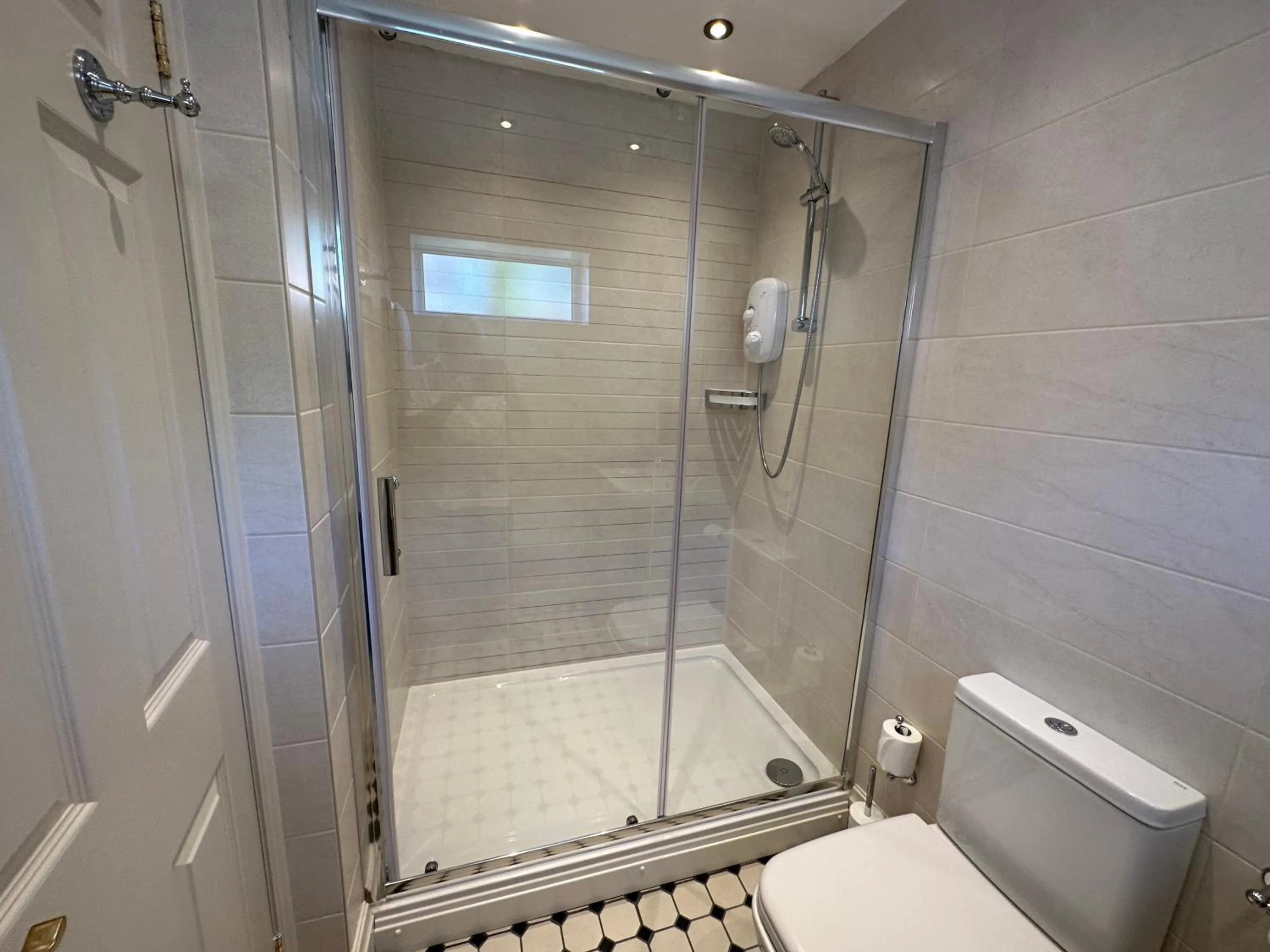 Shower in The Chester Court Hotel