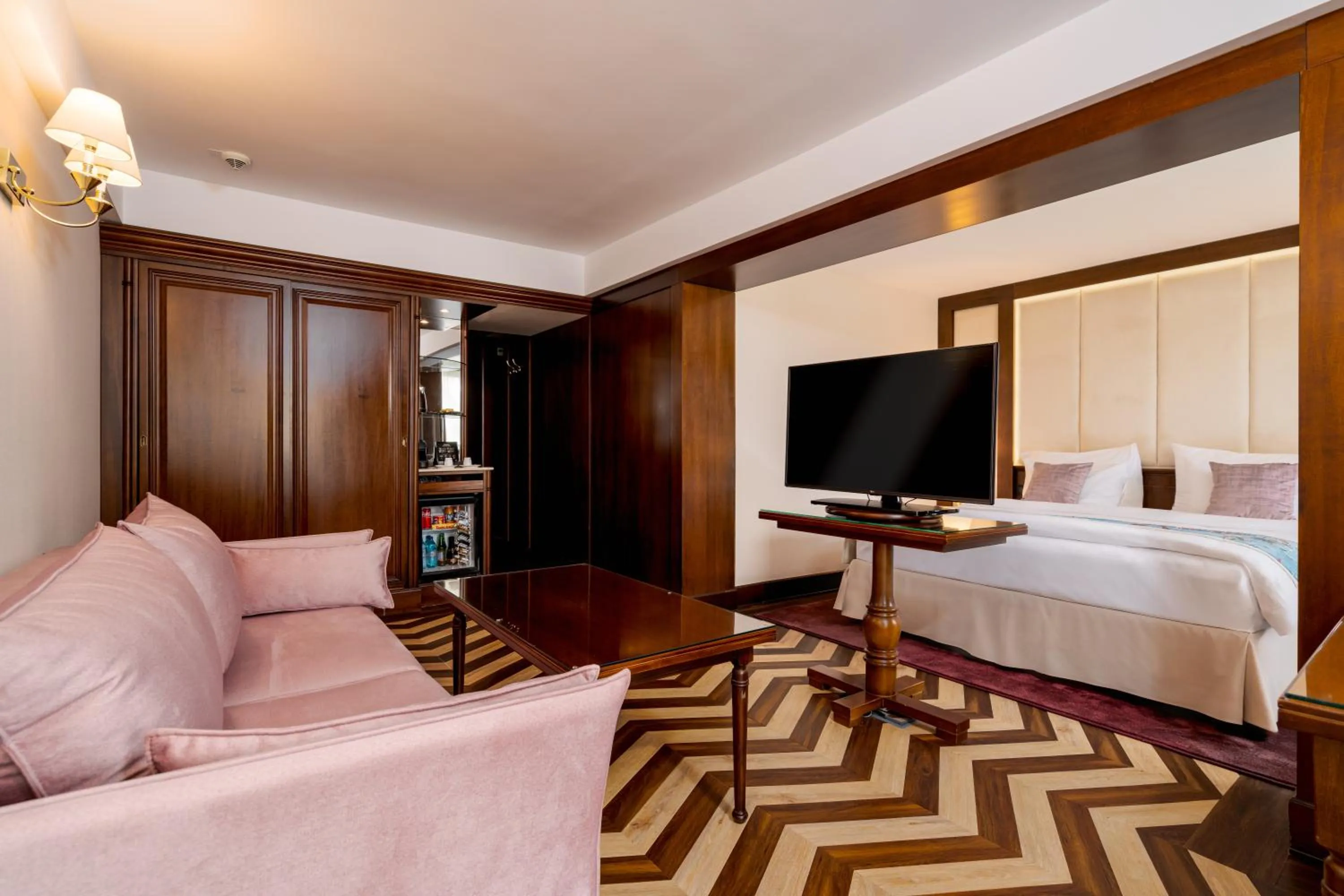 Photo of the whole room, Bed in Hotel International