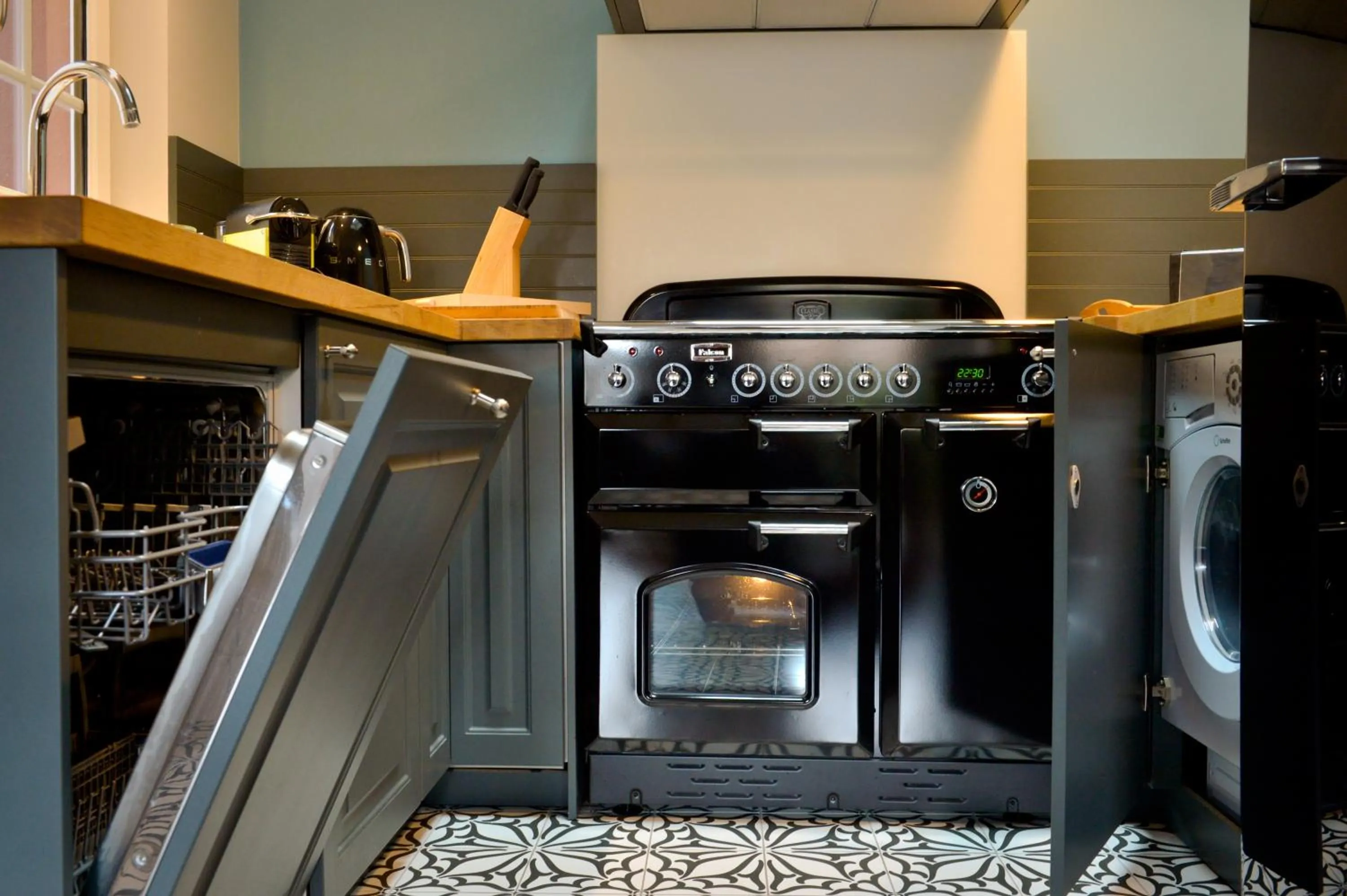 Kitchen or kitchenette in La Maison de Pierre et Valérie Ste Catherine Honfleur
