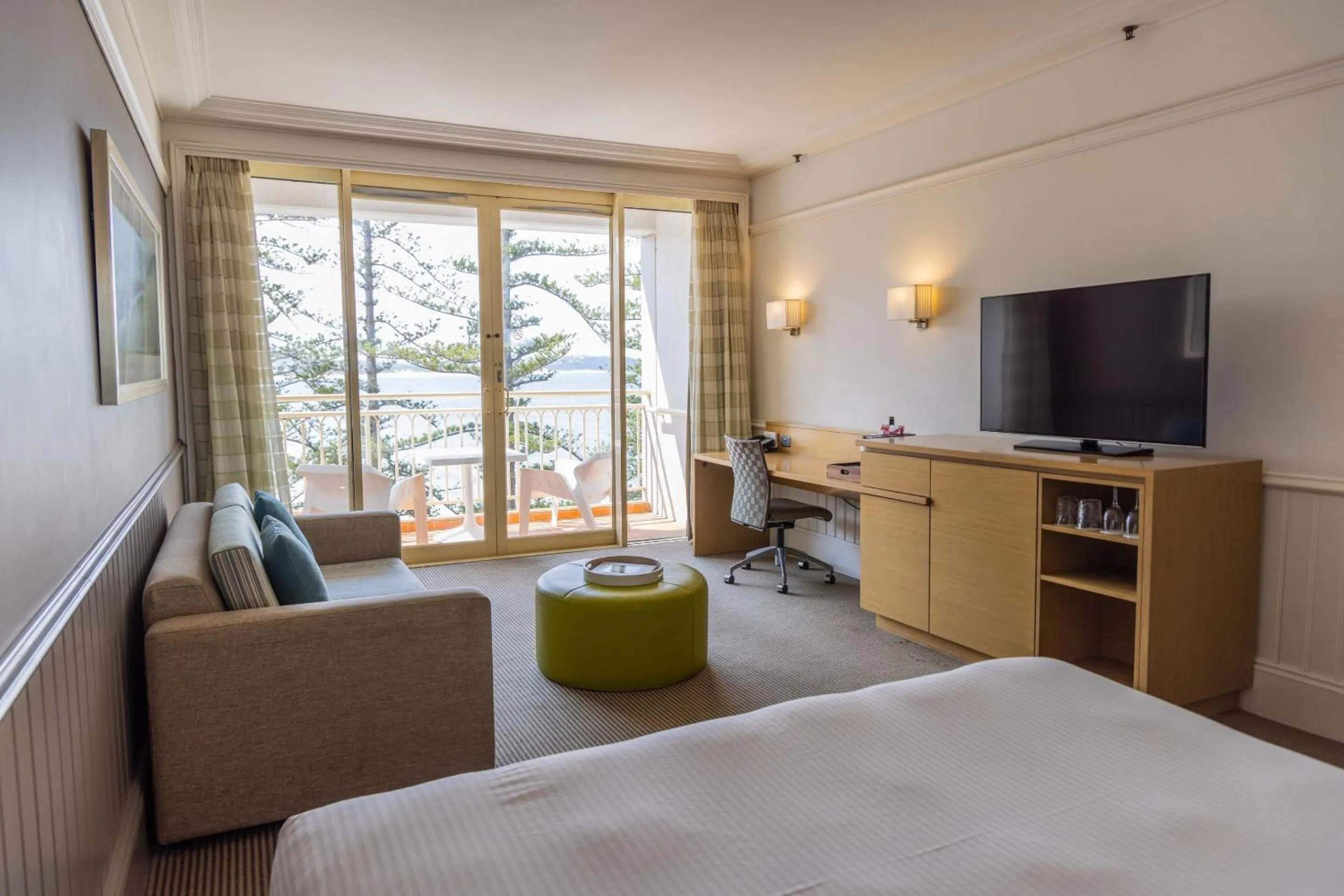 Photo of the whole room, Bed in Crowne Plaza Terrigal Pacific by IHG