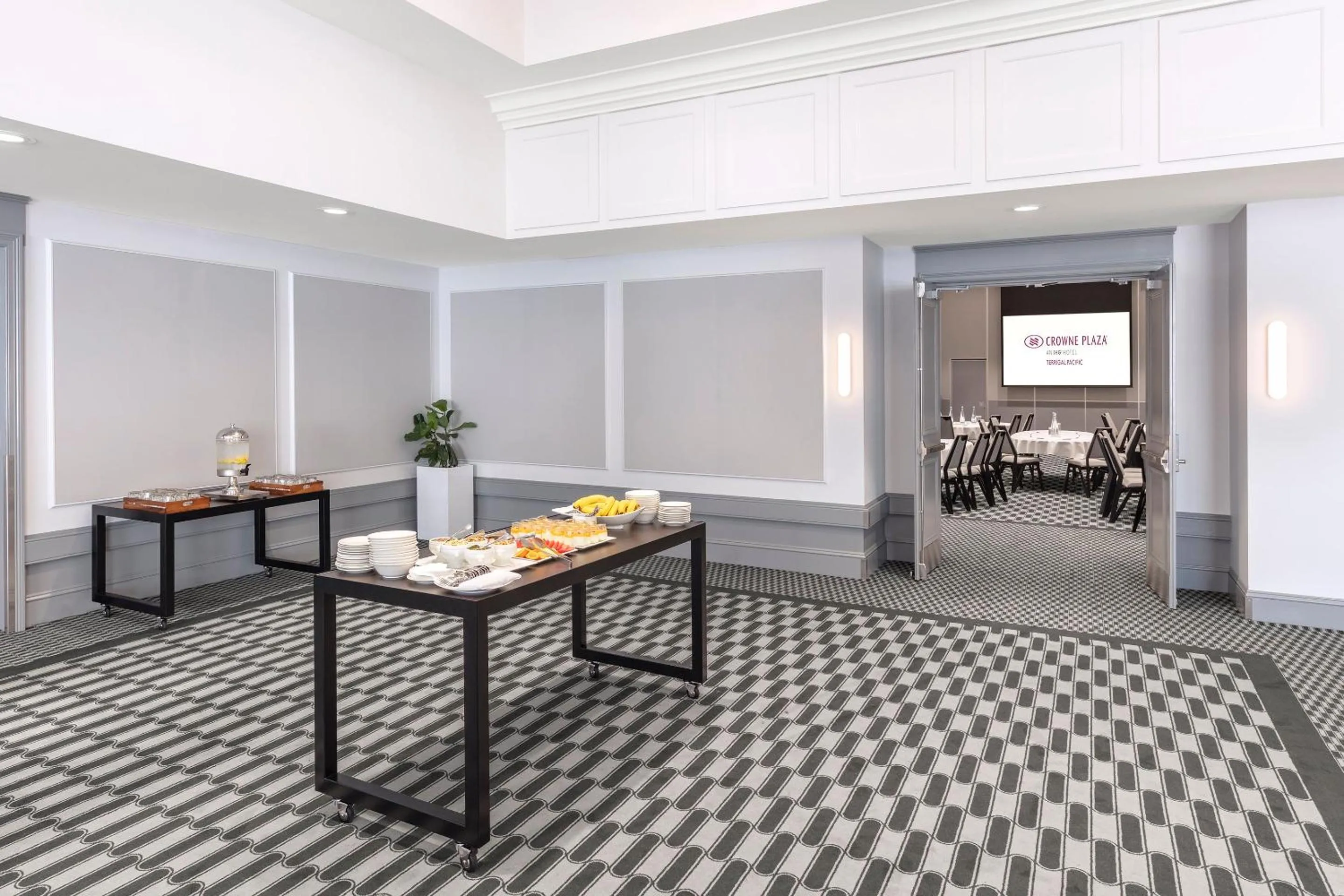 Meeting/conference room in Crowne Plaza Terrigal Pacific by IHG