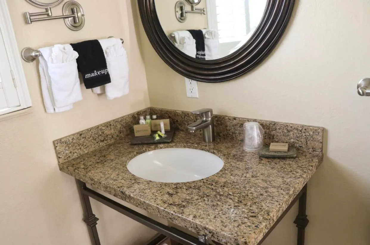 Bathroom in Country Inn Motel