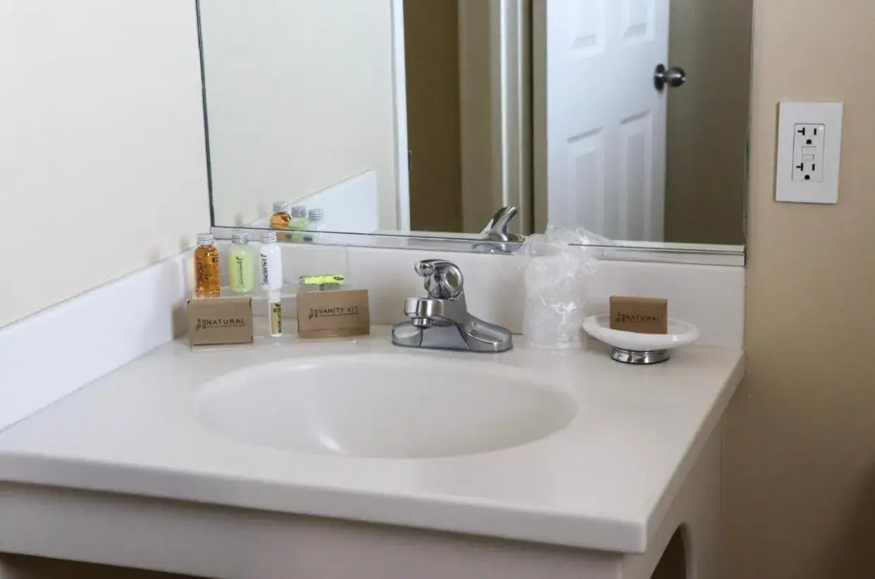 Deluxe Queen Room in Country Inn Motel Deluxe Queen Room in Country Inn Motel